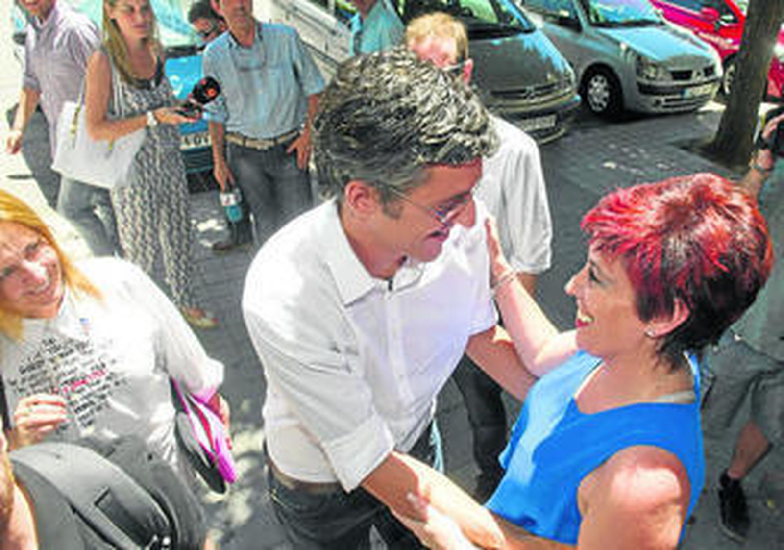 Eduardo Madina saluda a una mujer, ayer en Granada.
