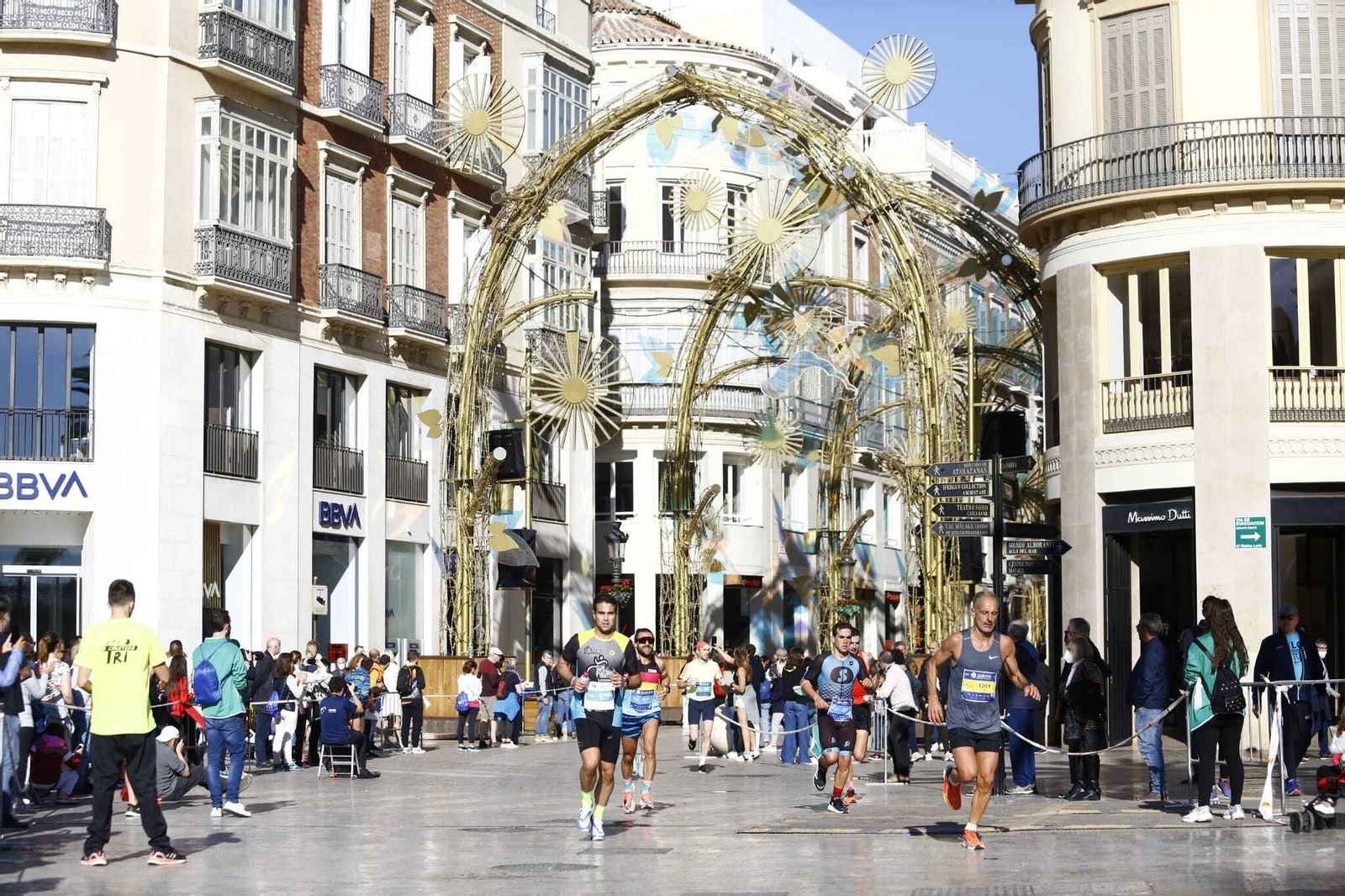 Corredores a la salida de calle Larios.