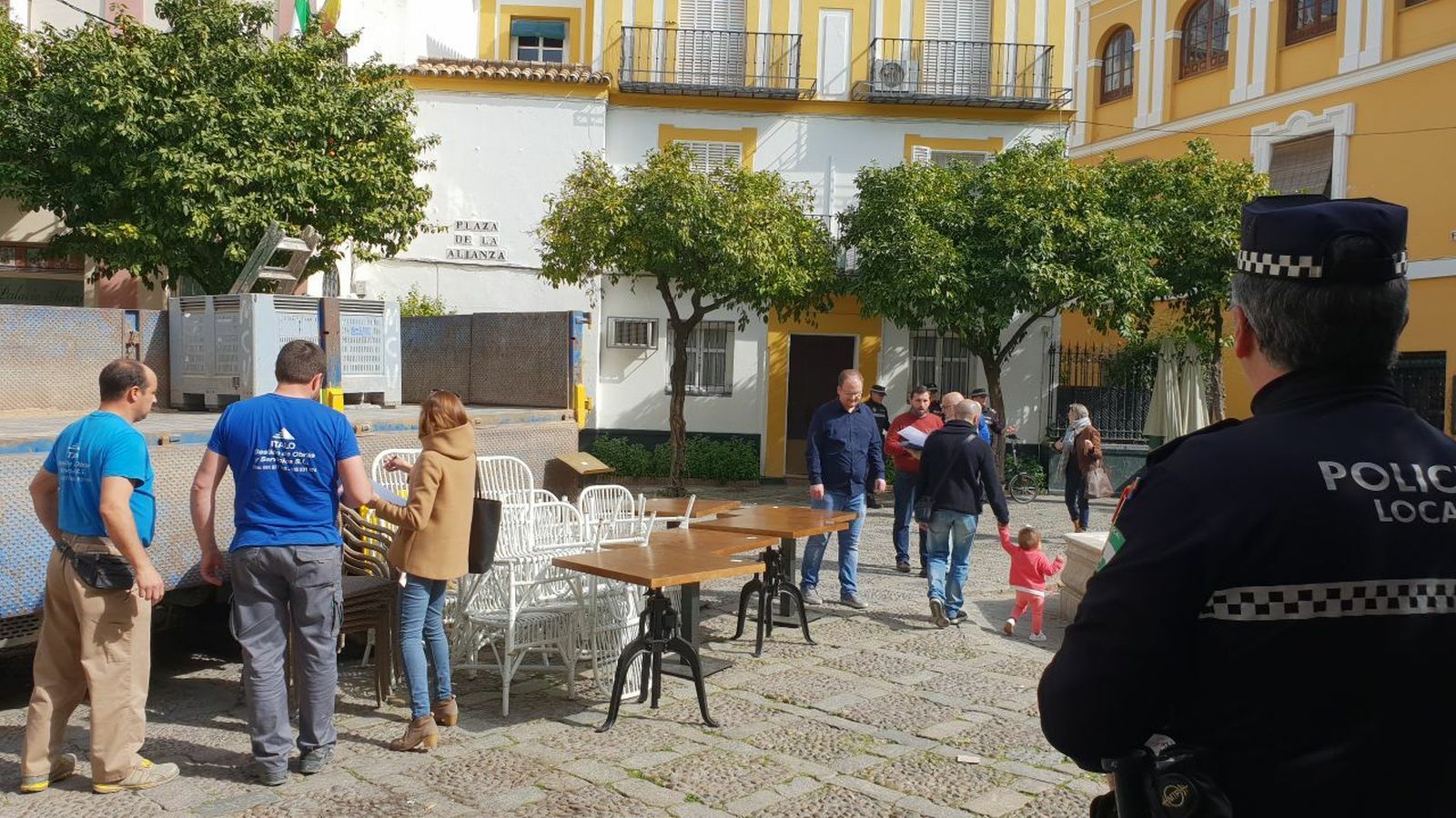 Una cuadrilla de operarios municipales retiran mesas y sillas de la Plaza de la Alianza.