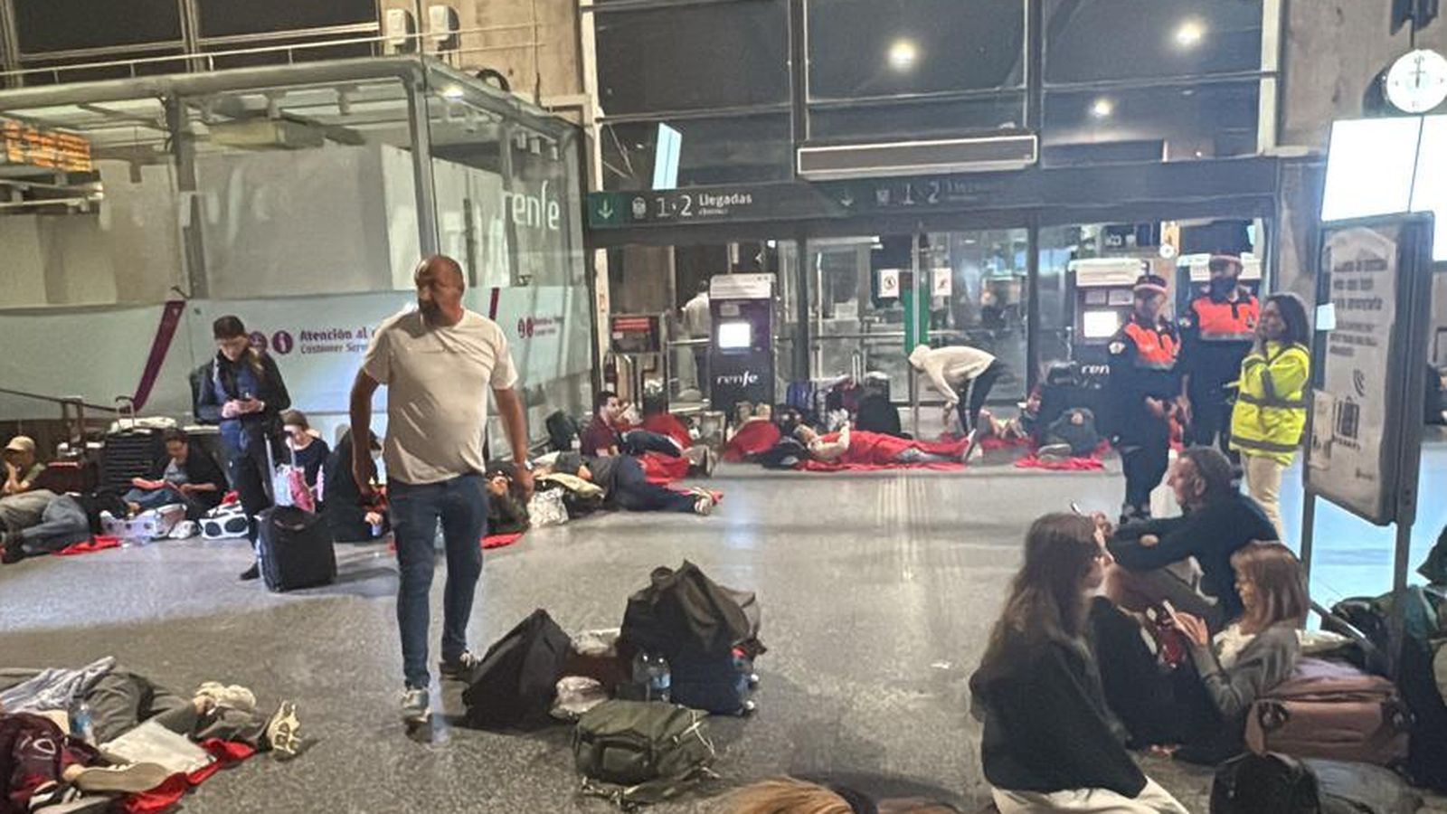 Estación de Córdoba, con todos los viajeros tumbado en el suelo.
