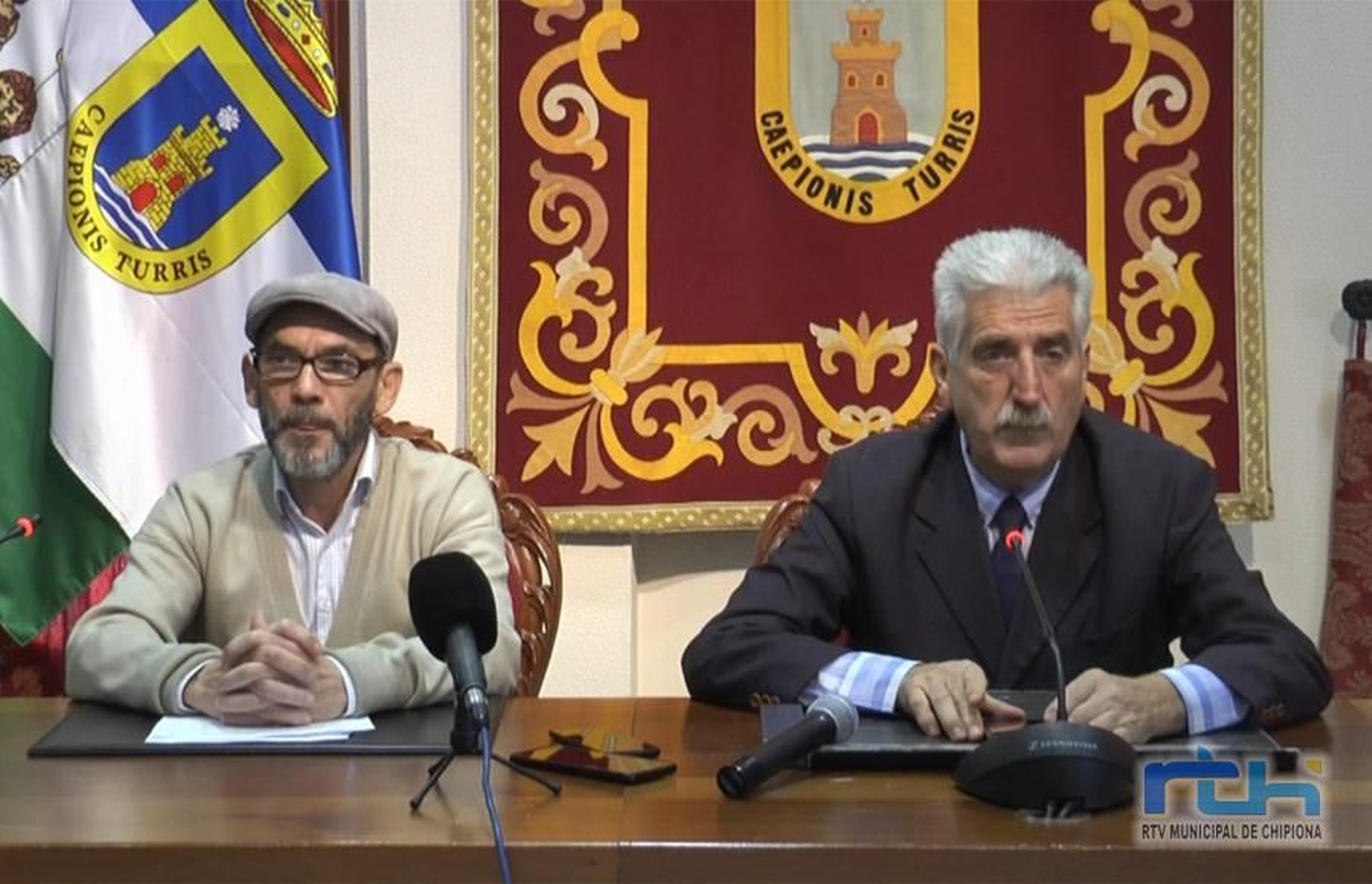 El alcalde de Chipiona, Luis Mario Aparcero, y el profesor chipionero de la Universidad de Granada Antonio Ramos, en la presentación de un avance del estudio sobre la desembocadura del río Guadalquivir.