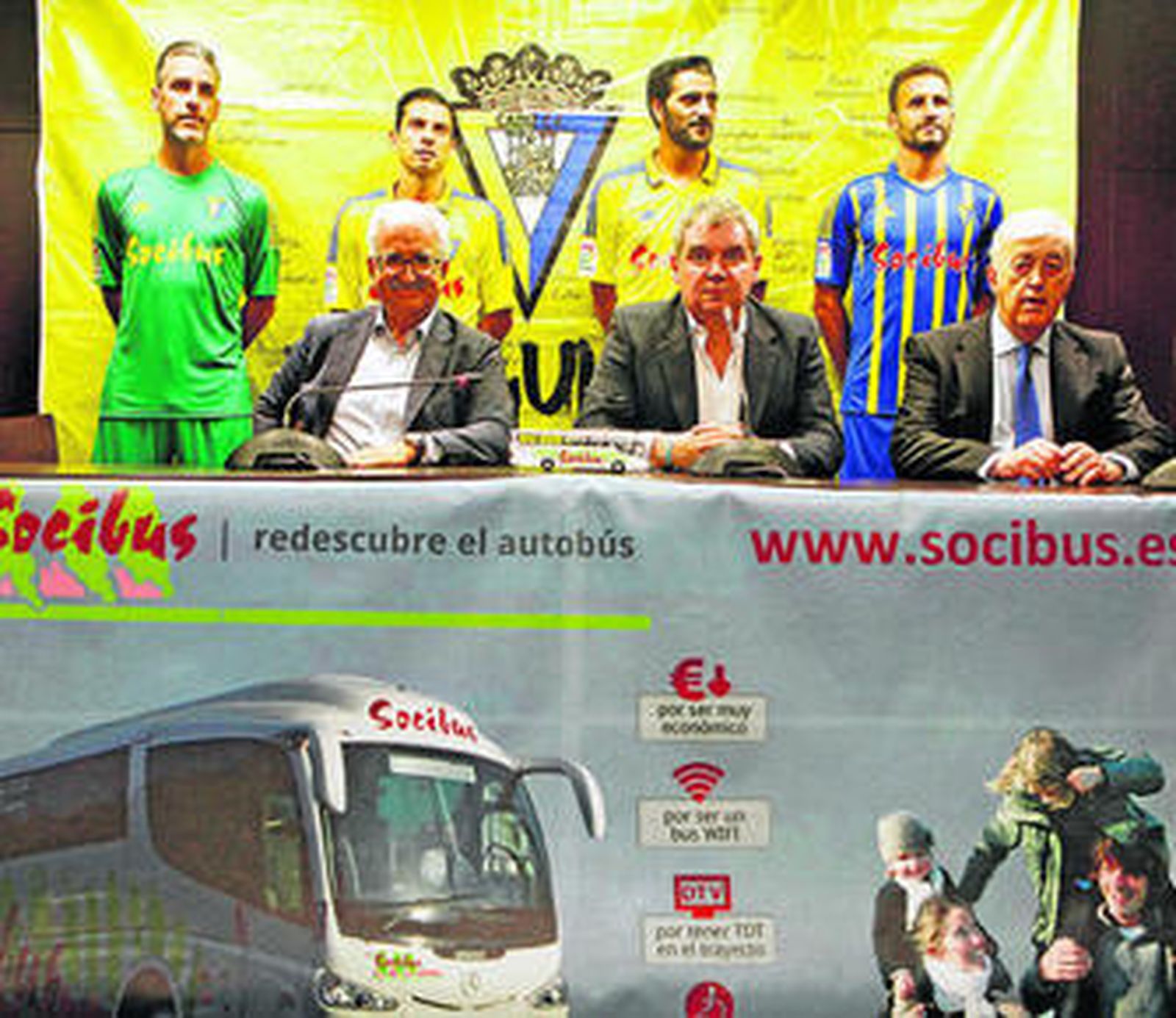 Jiménez Barrios, Vizcaíno y Ángel Juan, por delante de los jugadores que lucieron el logo en la presentación.