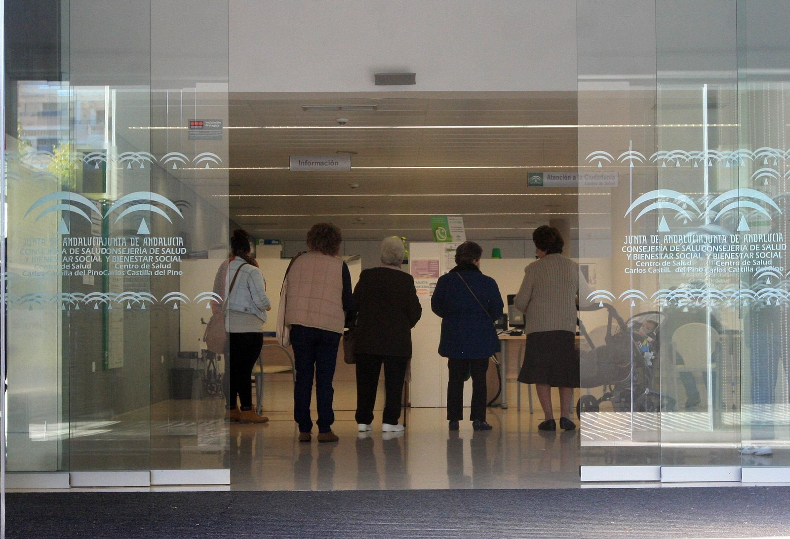 Puerta del centro de salud Carlos Castilla del Pino.