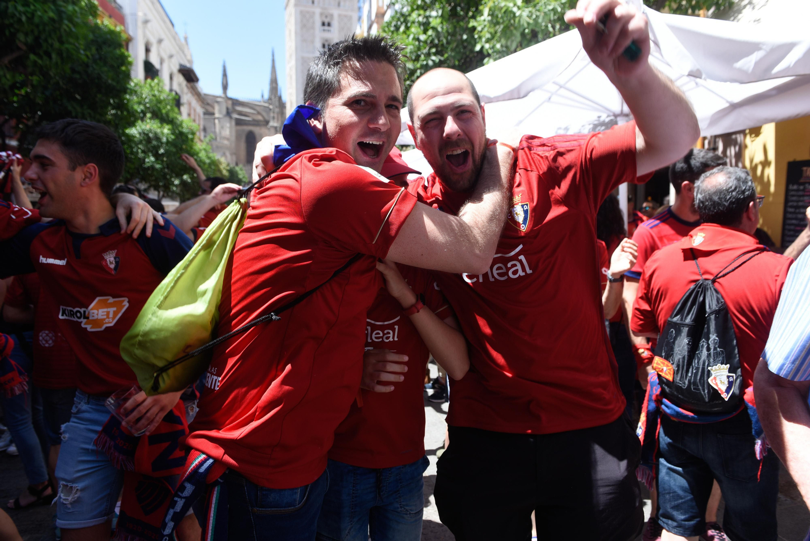Búscate en la galería gráfica de las aficiones de Osasuna y Real Madrid en Sevilla