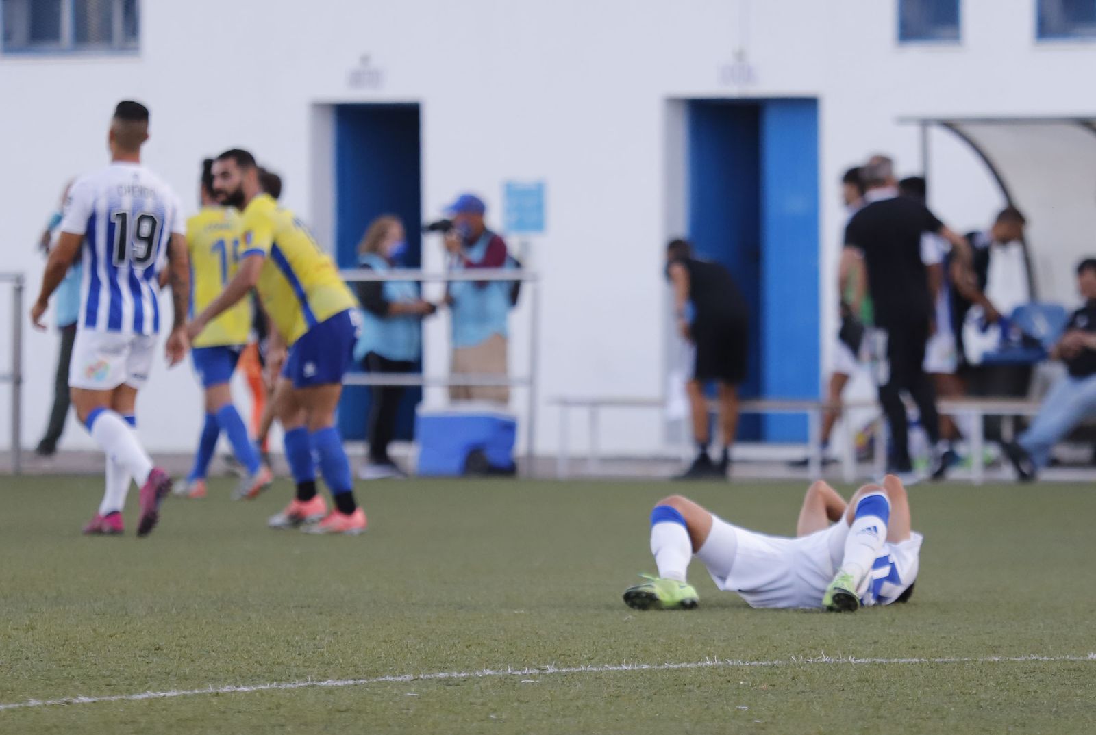 Imágenes del encuentro entre el Conil y el Recreativo de Huelva