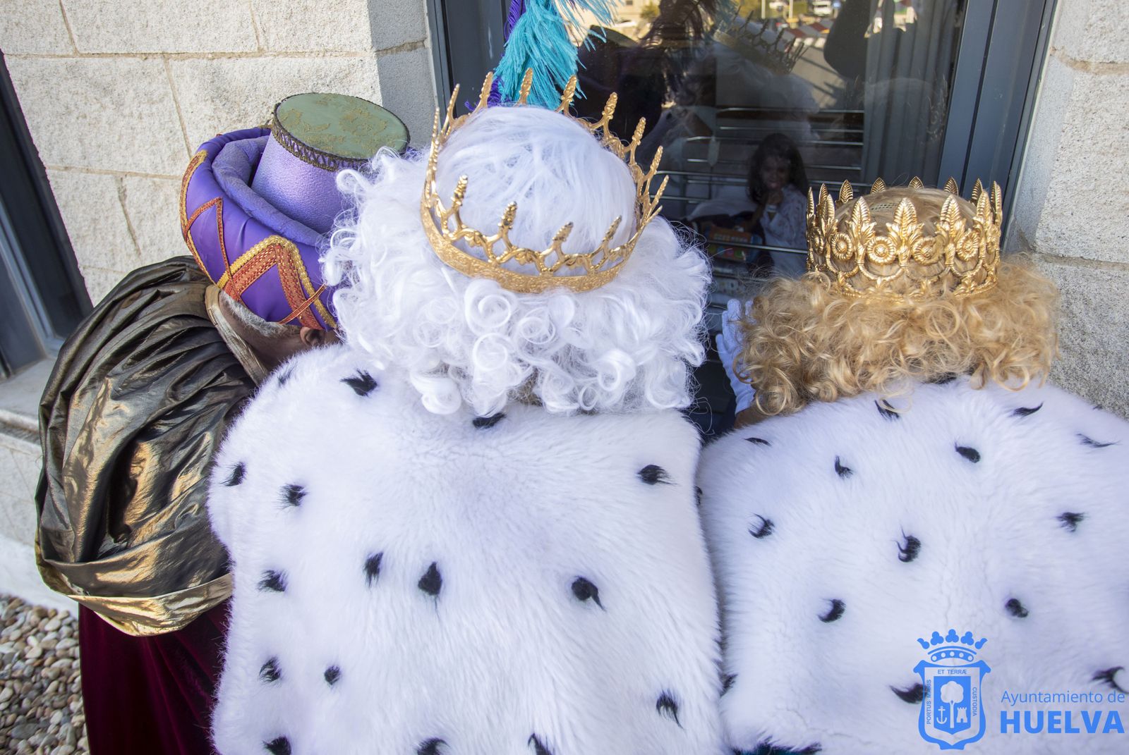 Imágenes de la visita de los Reyes Magos a los hospitales y residencias de mayores de Huelva