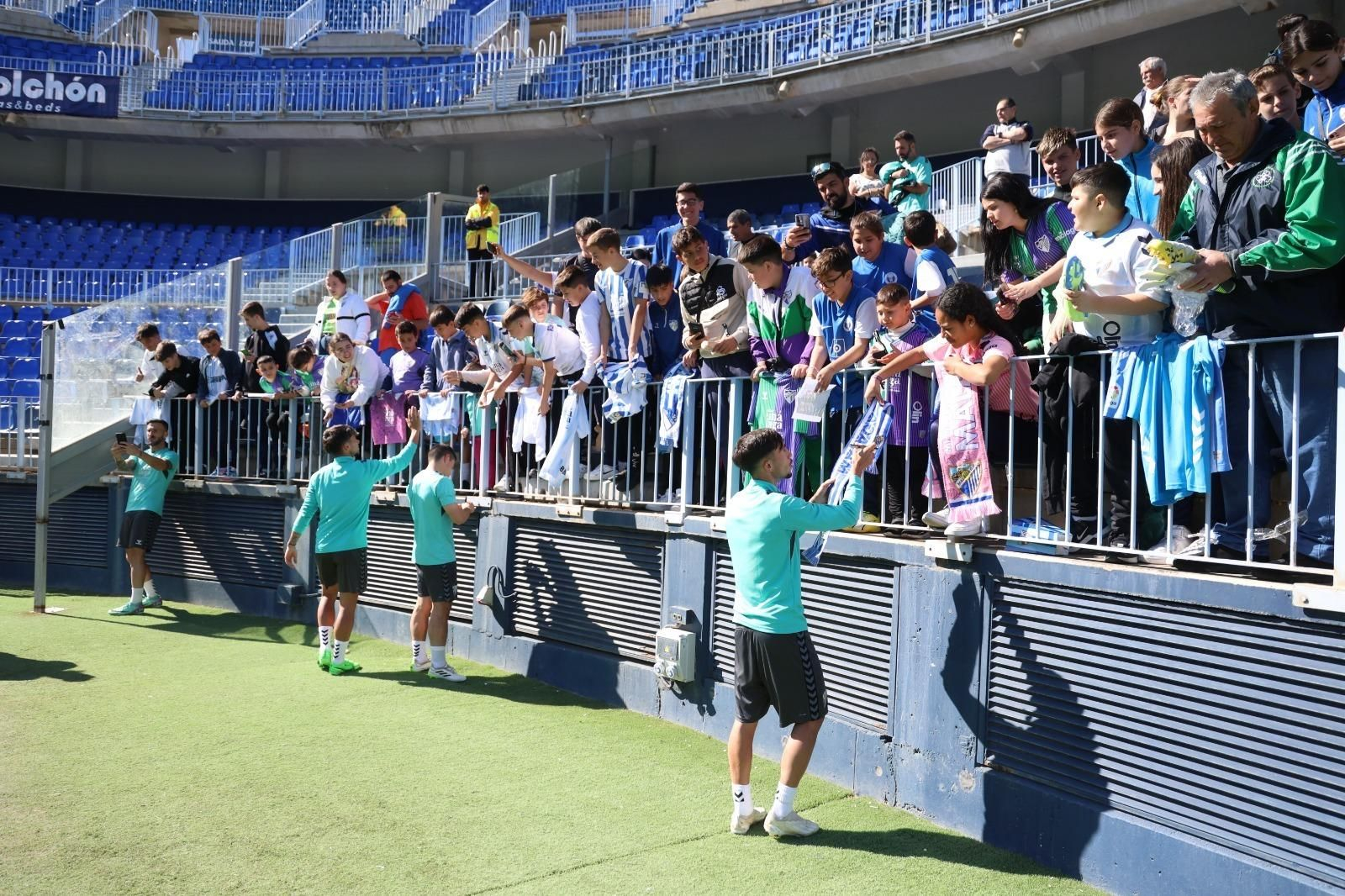 Galería: Pellicer y la plantilla del Málaga se divierten con la afición