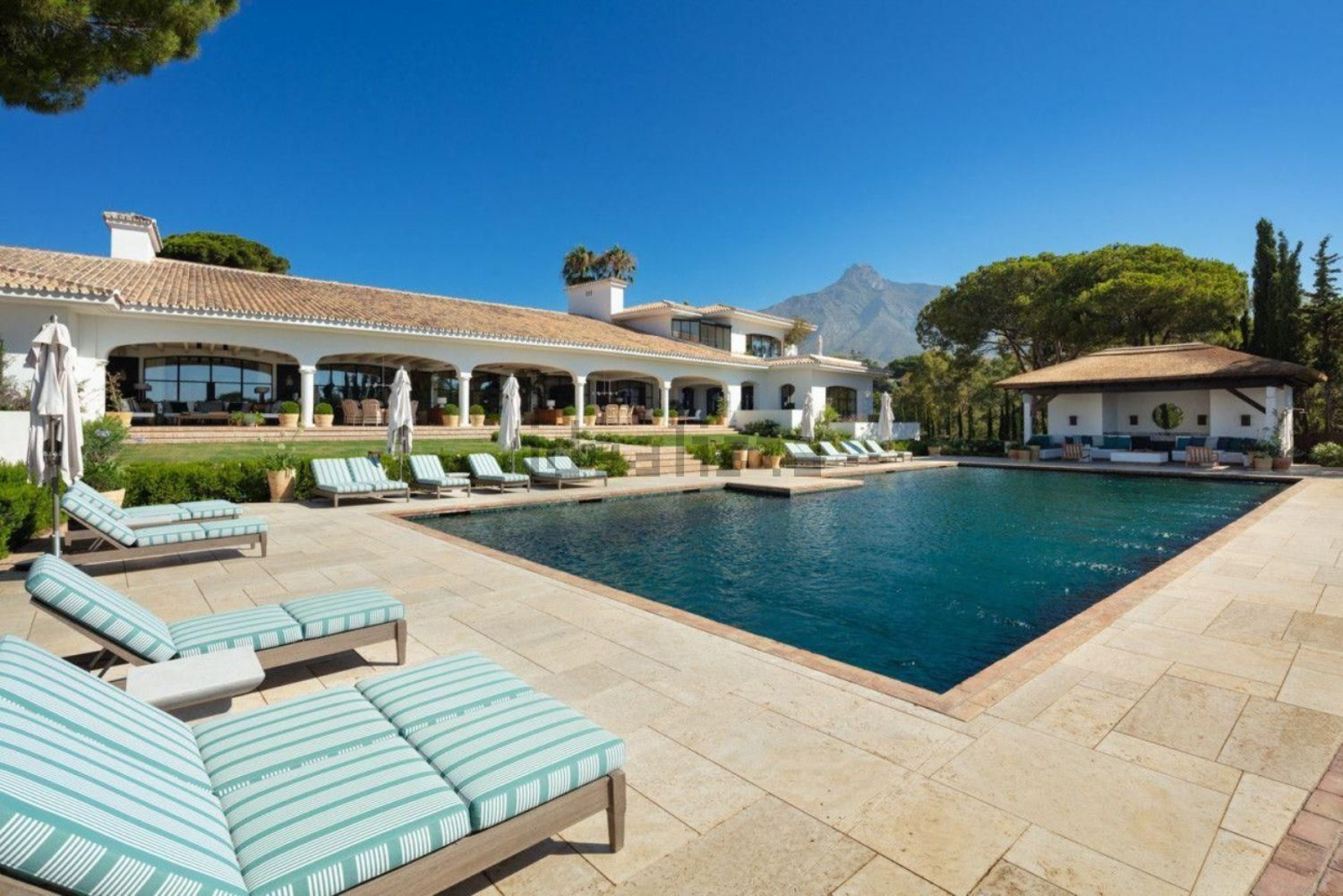 La piscina Así es por dentro la vivienda de lujo más a la venta en Málaga: 35 millones