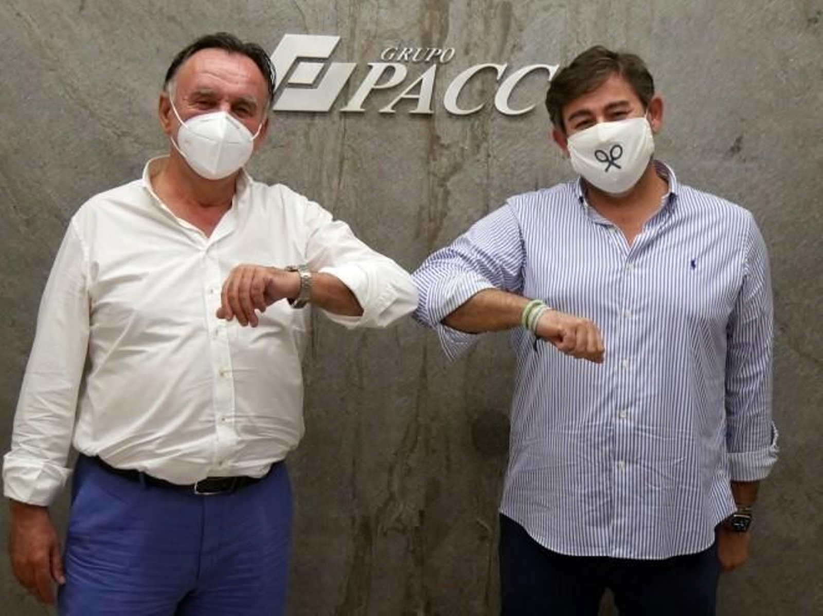 Eduardo Ortega, presidente de Grupo PACC, y Javier González Calvo, tras sellar el acuerdo. Eduardo Ortega, presidente de Grupo PACC, y Javier González Calvo, tras sellar el acuerdo.