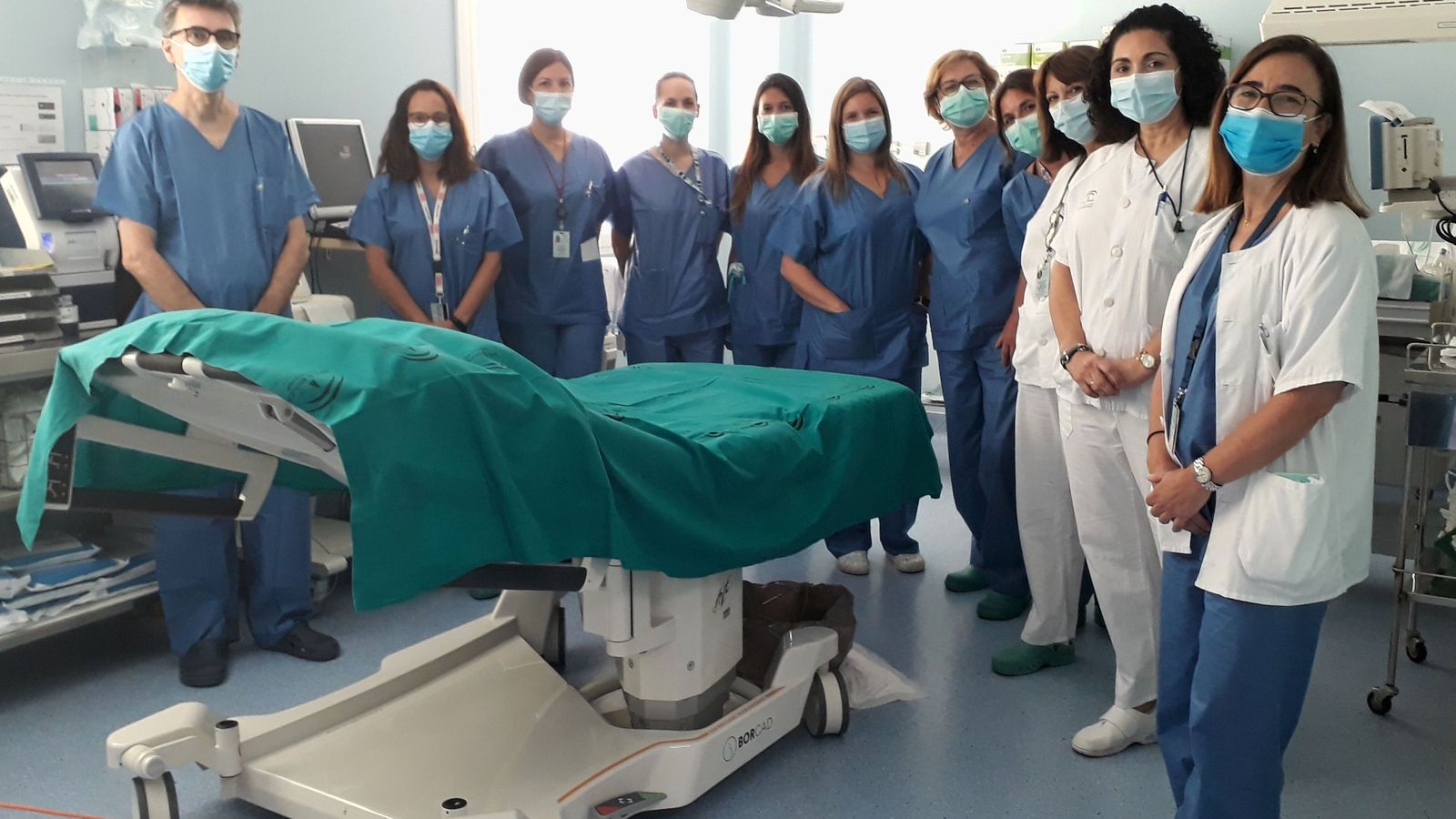 Profesionales del  Paritorio del Valme, junto a la  doctora Rosa Ostos (dch.),jefa de servicio de Ginecología y Obstetricia.