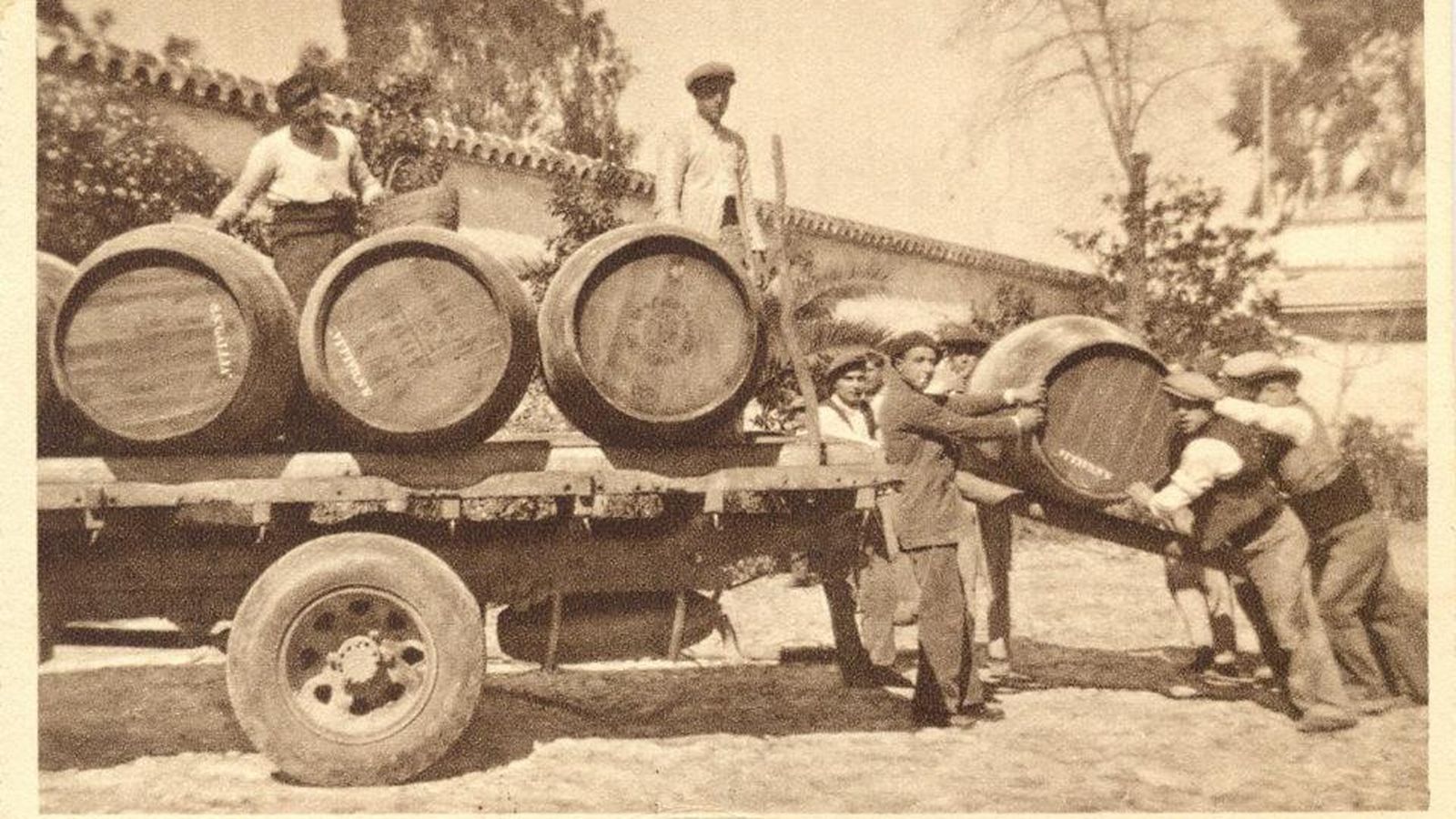 Trabajadores embarcando botas en un camión.