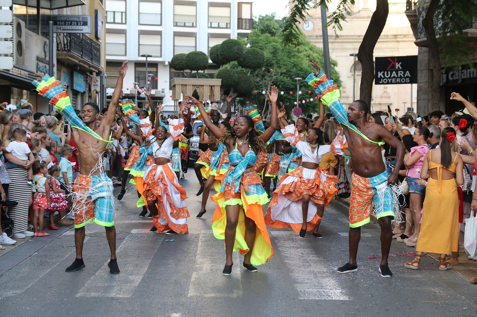 Las imágenes de la batalla de flores en la Feria de Almería 2023