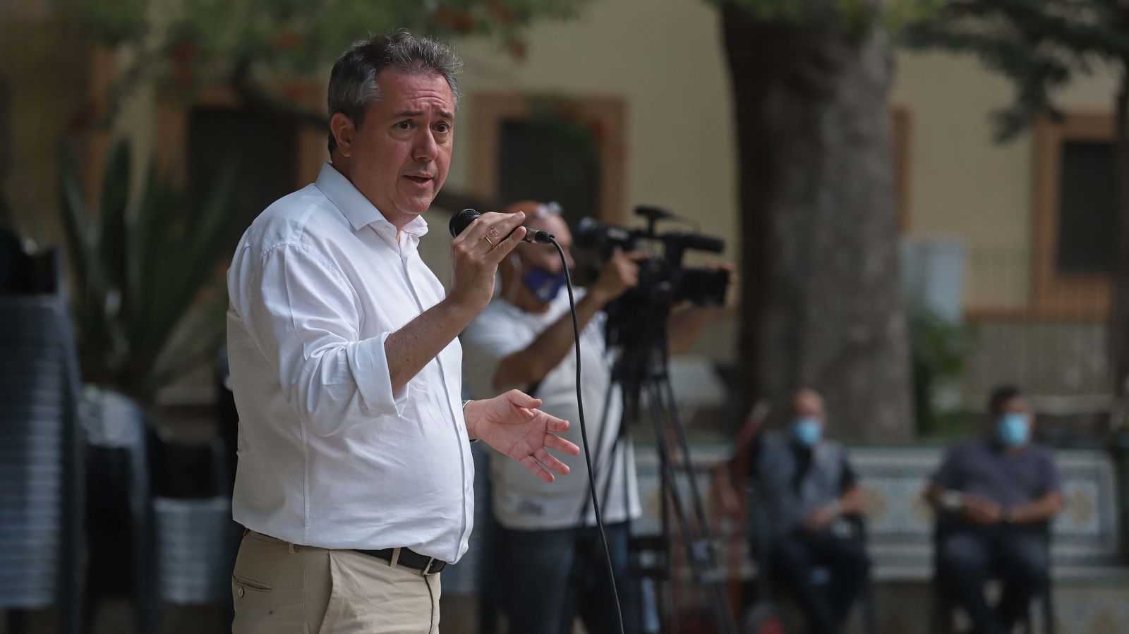 Fotos de Juan Espadas con simpatizantes del Psoe en Algeciras