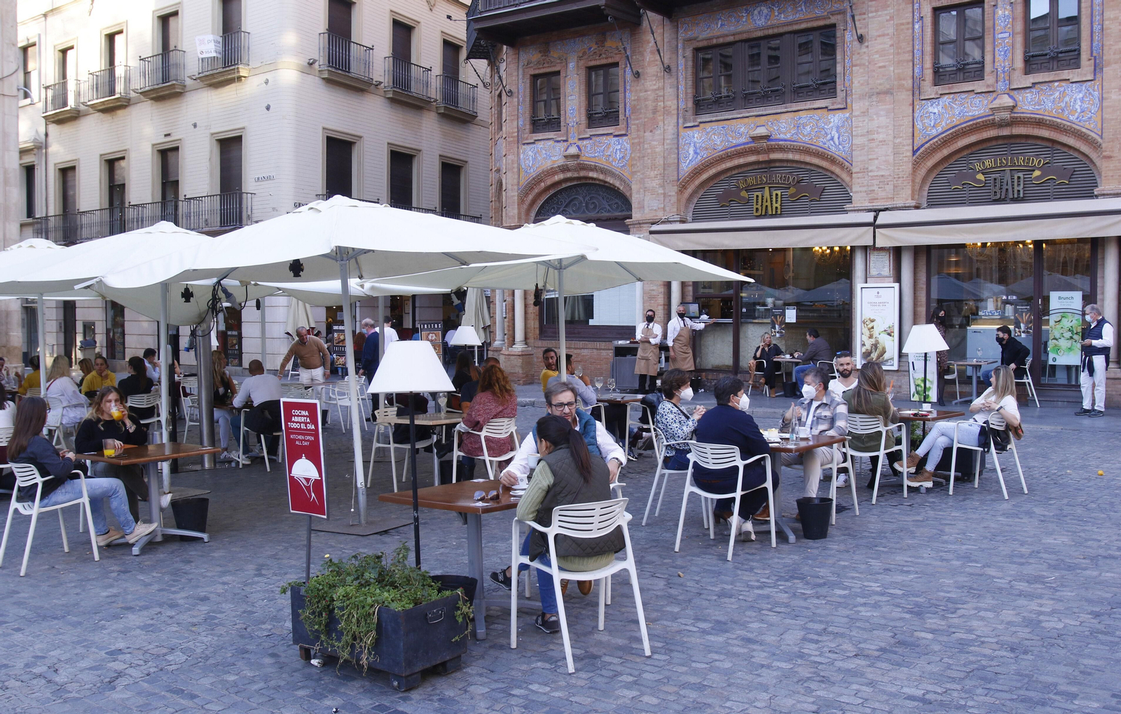 Clientes sentados en la terraza de un bar en la Plaza de San Francisco.