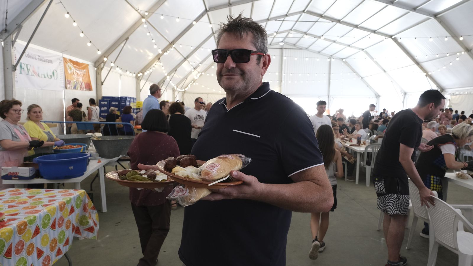 Imágenes de la degustación de huevos fritos con chorizo, en las Fiestas de Santa María del Águila