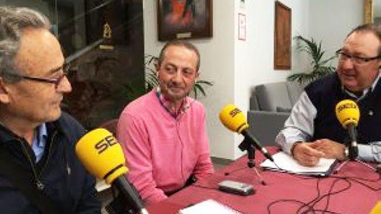 Ramón García Varona, a la izquierda,  en una entrevista para la SER.