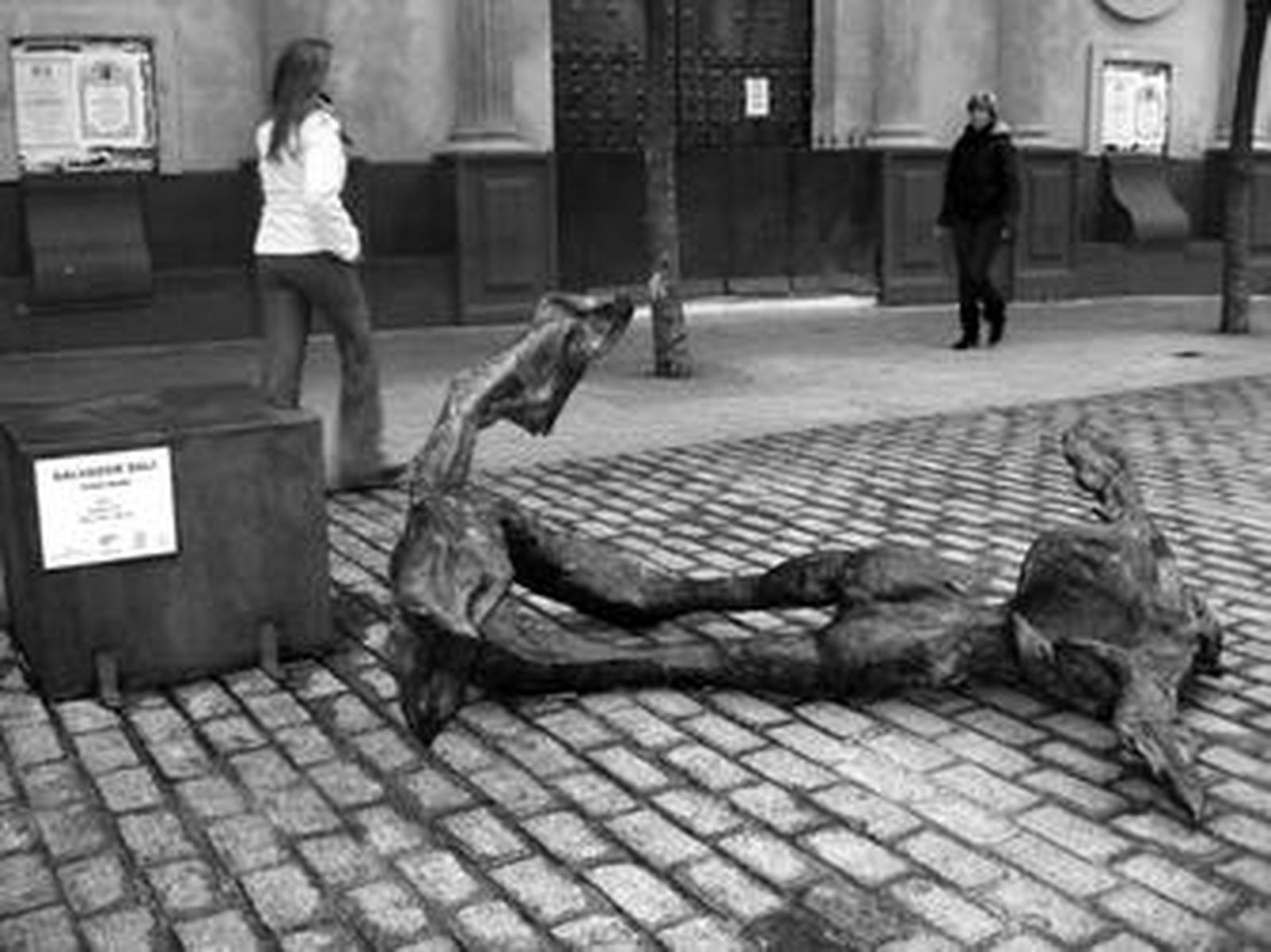 La escultura 'Tritón Alado' apareció arrancada de su pedestal y lanzada al suelo ayer por la mañana.