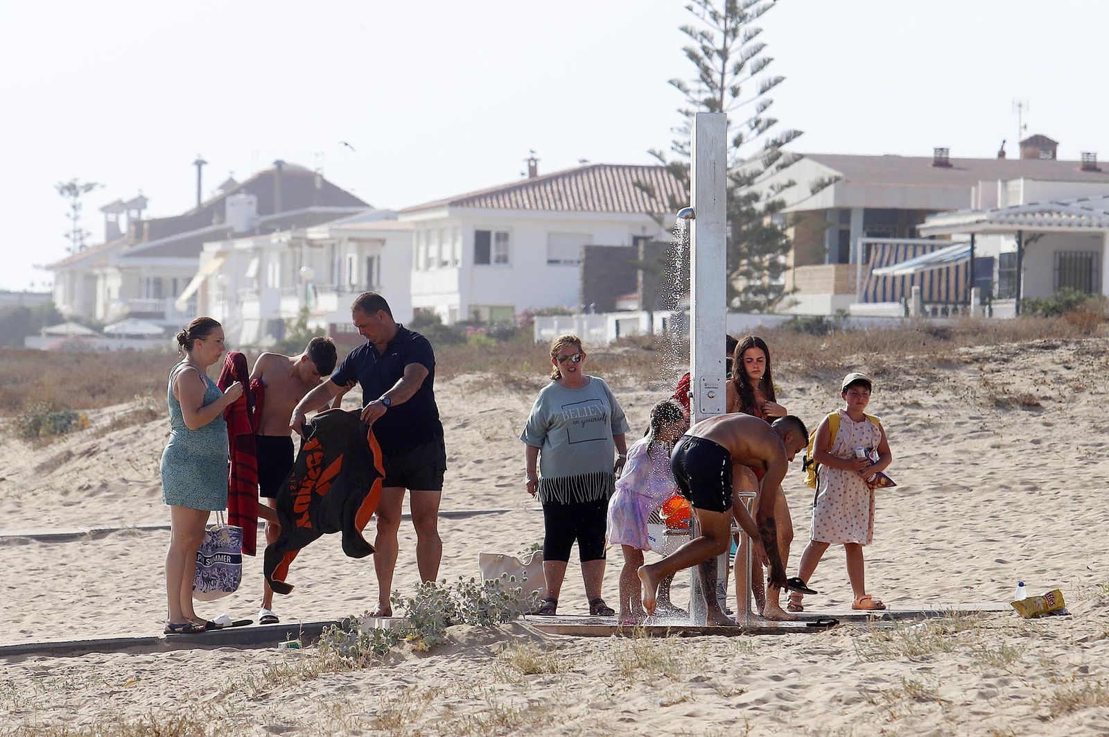 Un día en las playas de Huelva, en imágenes