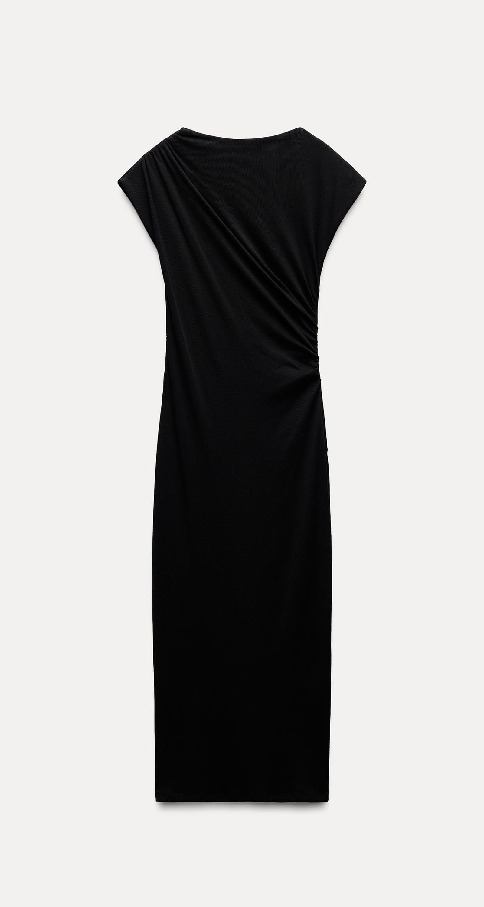 Vestido negro y drapeado de Zara.