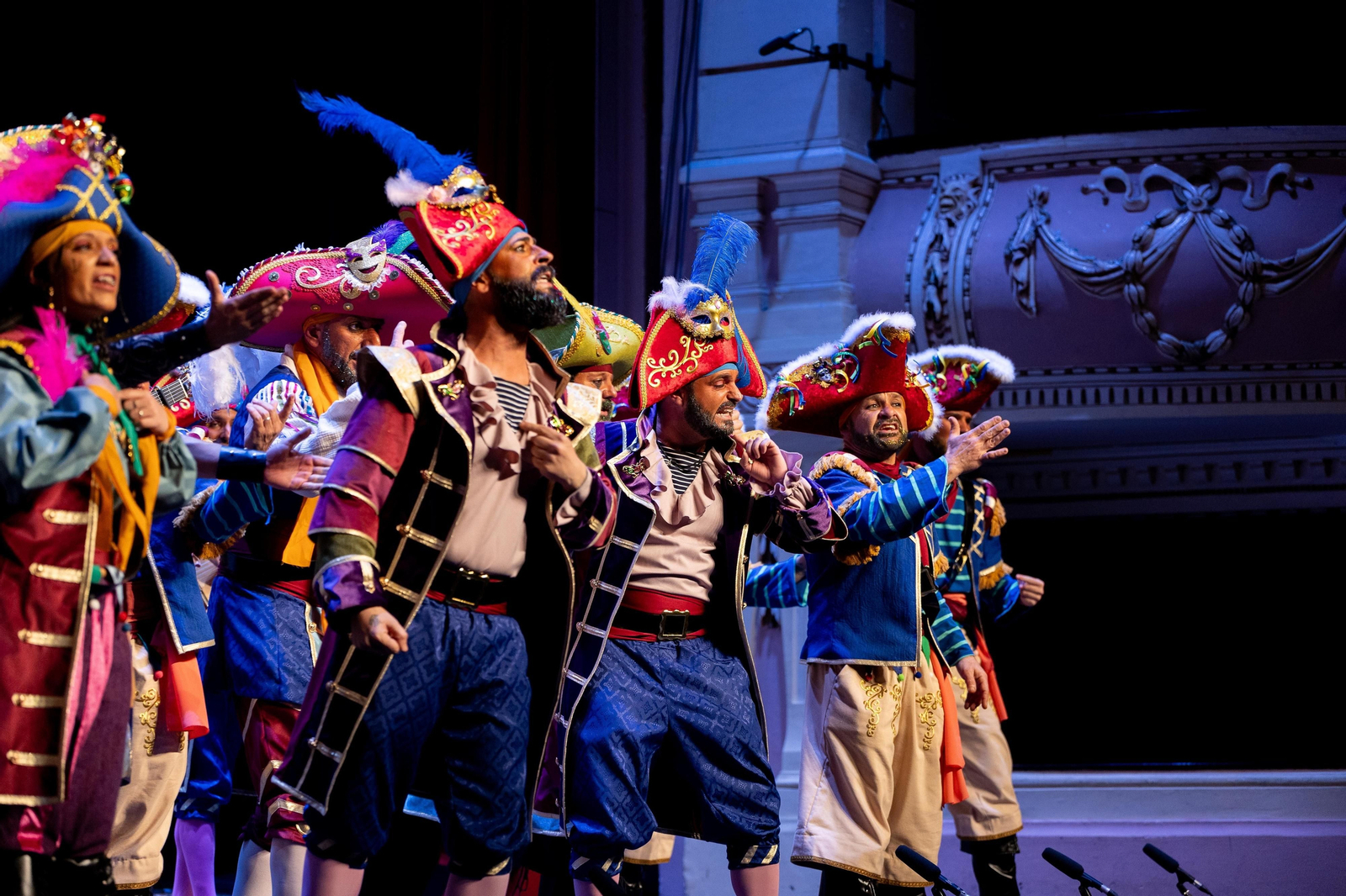 Imágenes de la actuación de la comparsa de Huelva "La Colombina" en el Carnaval Colombino