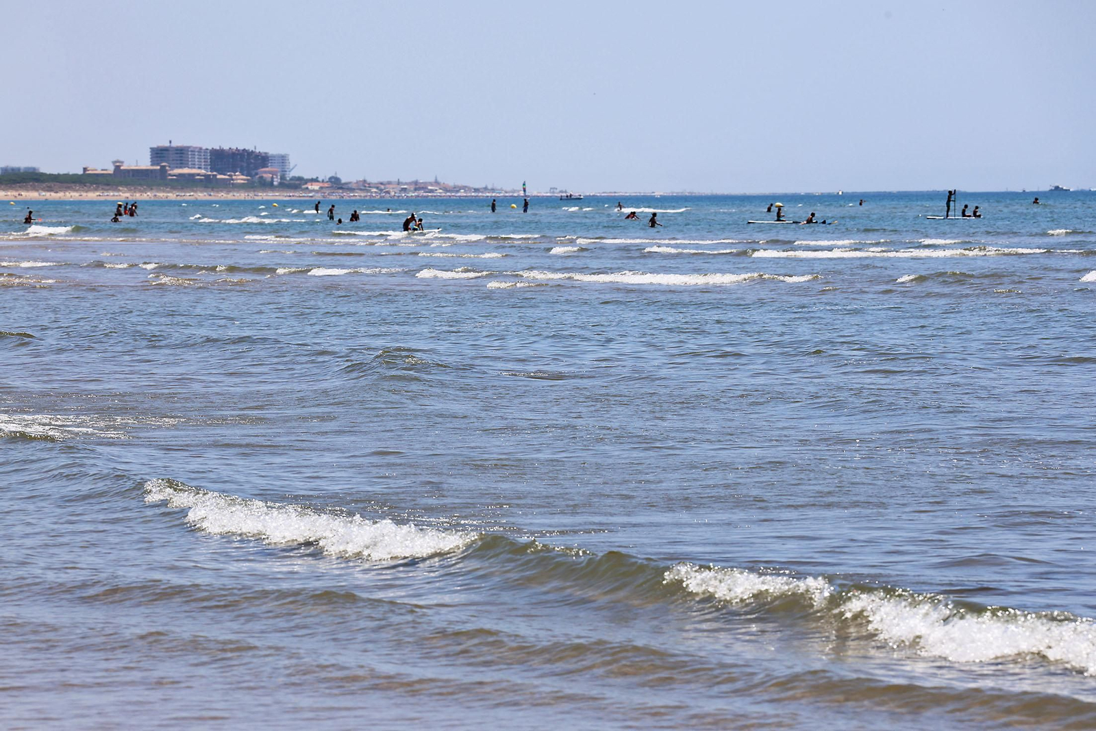 Ambiente en las playas de Huelva en la mañana de domingo