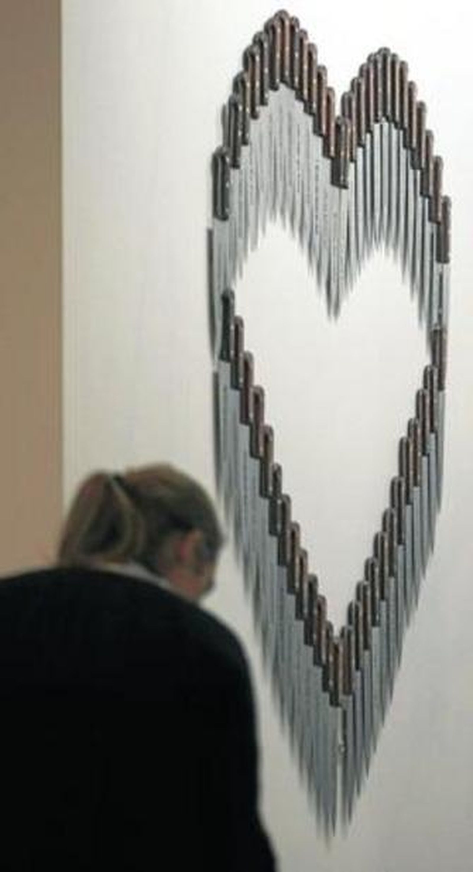 1. Una mujer observa atenta la obra I did it for Love, del autor español Carlos Aires. 2. Detalle de una obra del artista español Enrique Marty en el stand de la galería Espacio Mínimo de Madrid. 3. El arquitecto británico Norman Foster, durante su visita a ARCO, que se celebra en Madrid hasta este domingo.                  4. El artista español Javier Pérez da los últimos retoques a su escultura trans (formaciones). 5. Hay 8 diferencias entre las 2 obras, de la galería Gao Magee. 6. Reality bites y zoom 12, dos  obras del artista español  Rómulo Celdrán en                  el stand de la galería              de Raquel Ponce (Madrid).