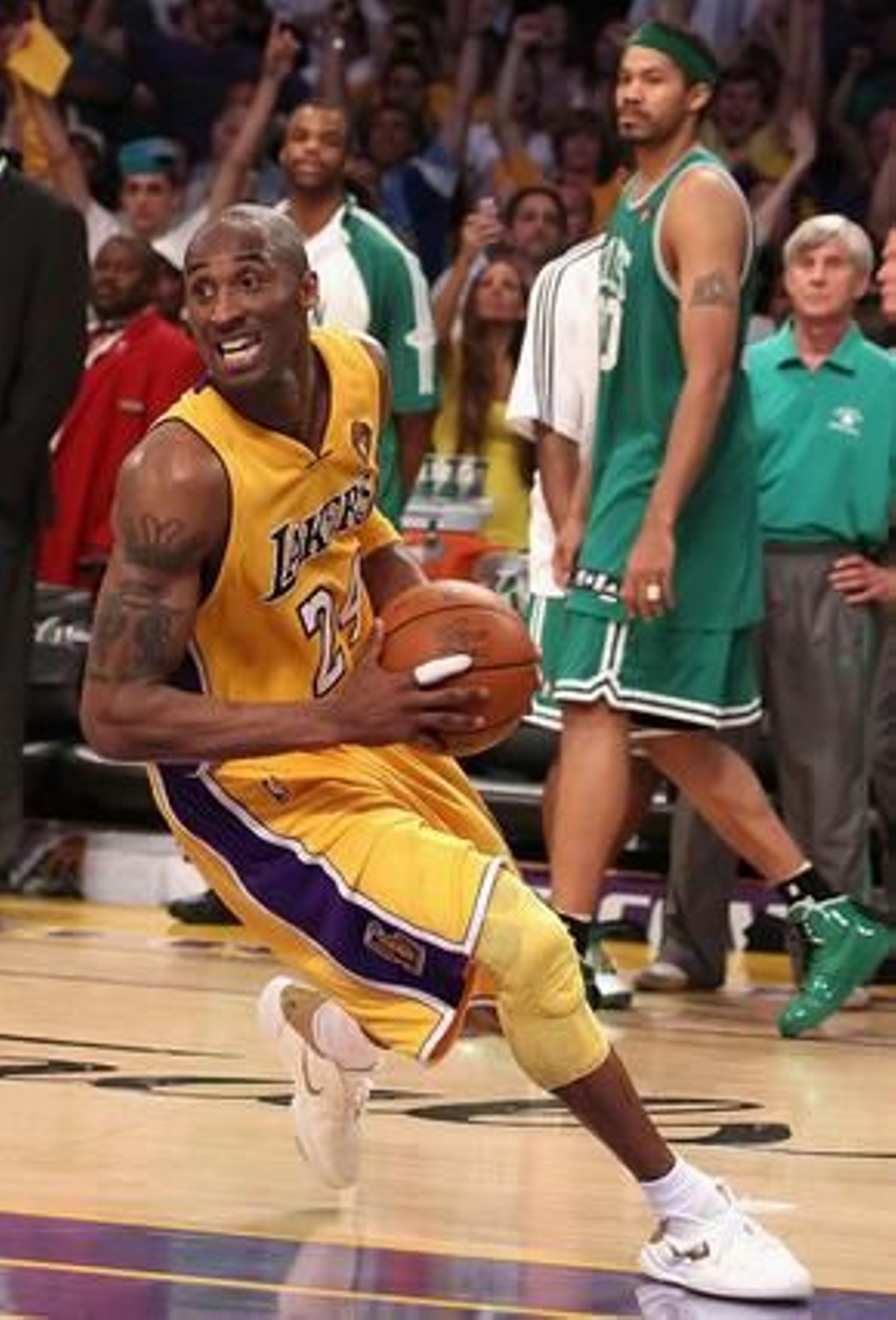 Los Angeles Lakers se alzaron con su decimosexto anillo tras vencer a Boston Celtics (83-79) en el séptimo partido de la final de la NBA.

Foto: Agencias