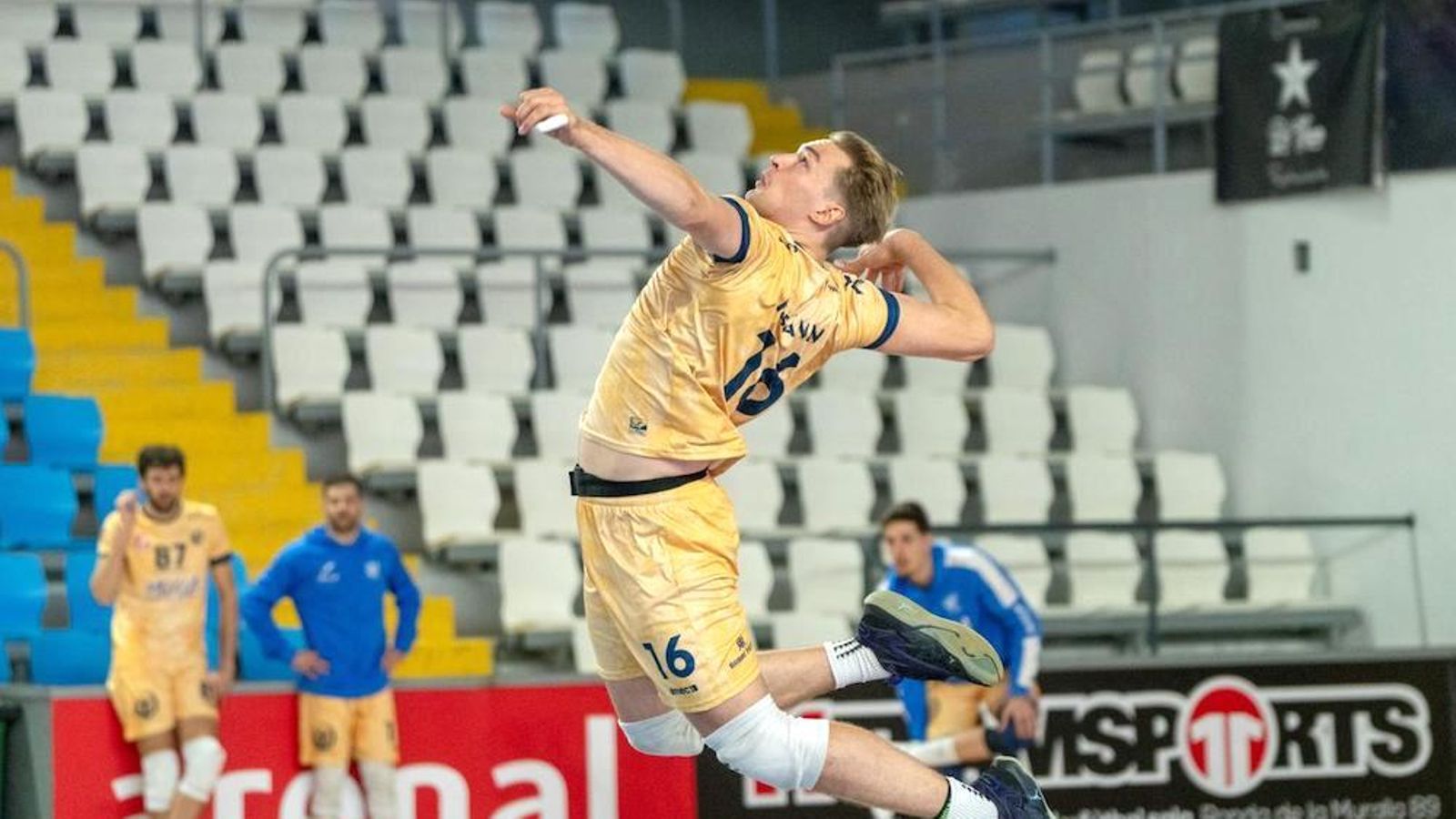 Mikko Räsänen golpeando una pelota en un encuentro.