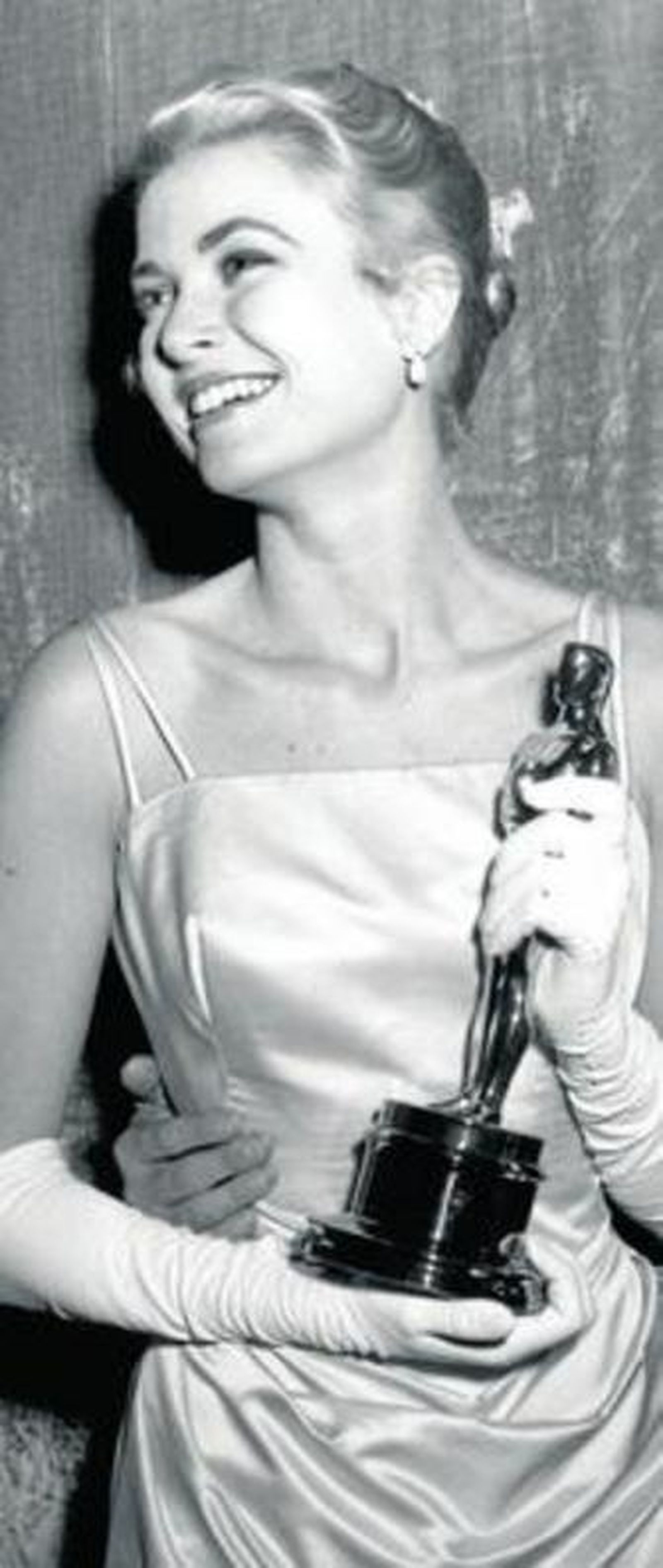 Grace Kelly posa con el Oscar que recogió en 1954.