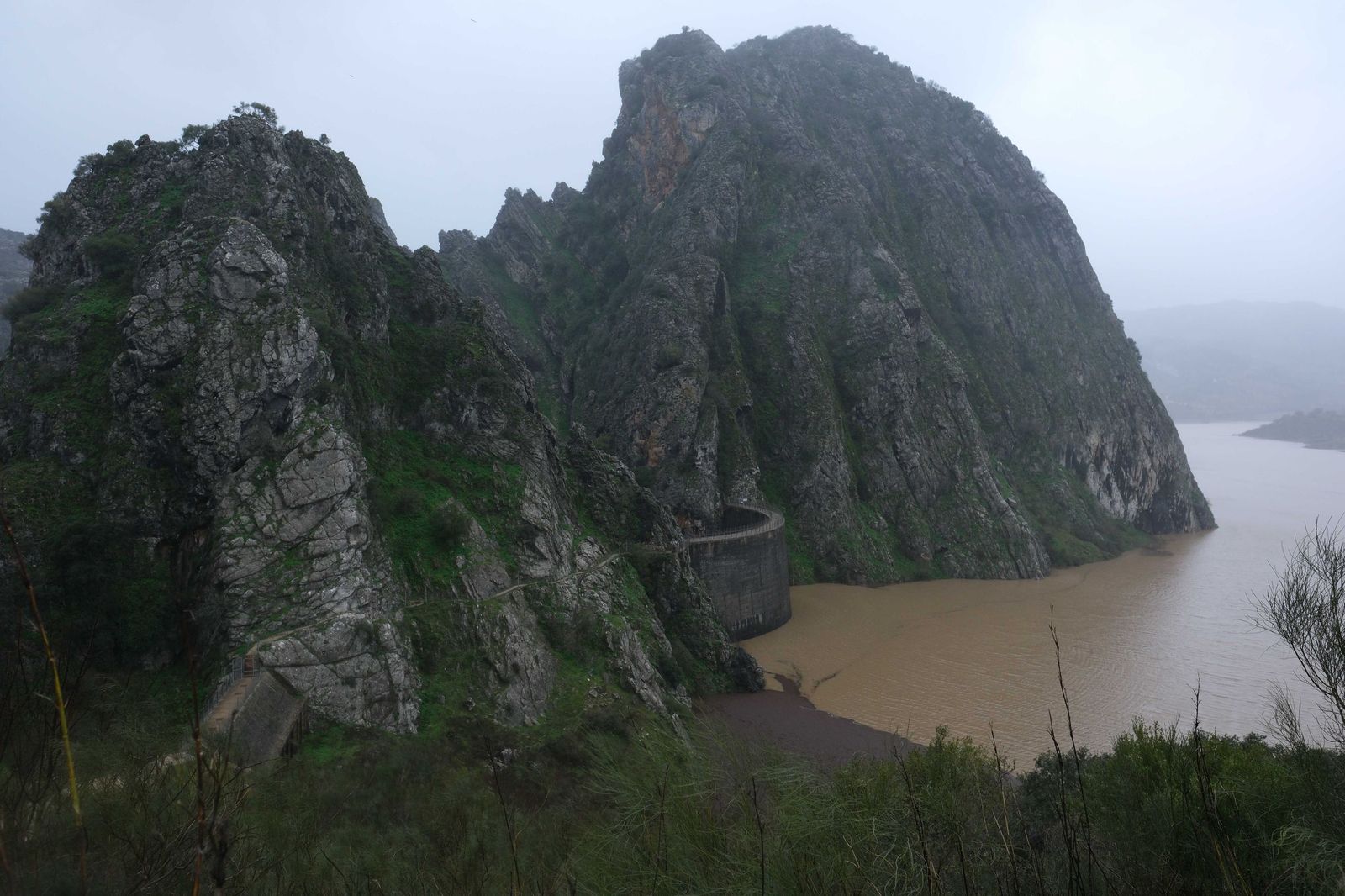 El nivel del agua se encuentra por encima de la mitad de su altura de 83 metros.