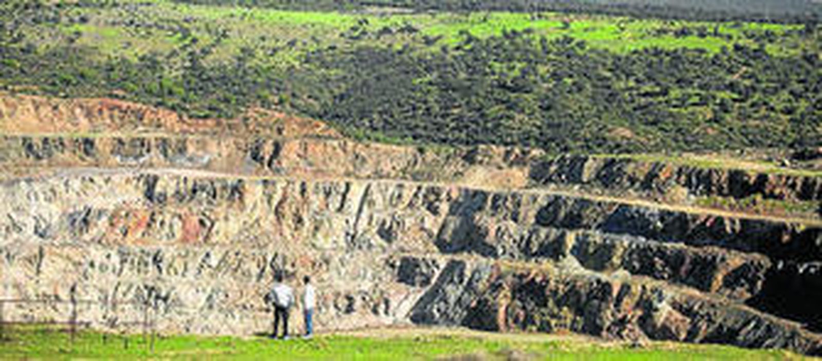 Vista de la corta desde uno de los puntos más altos de la escombrera Este.