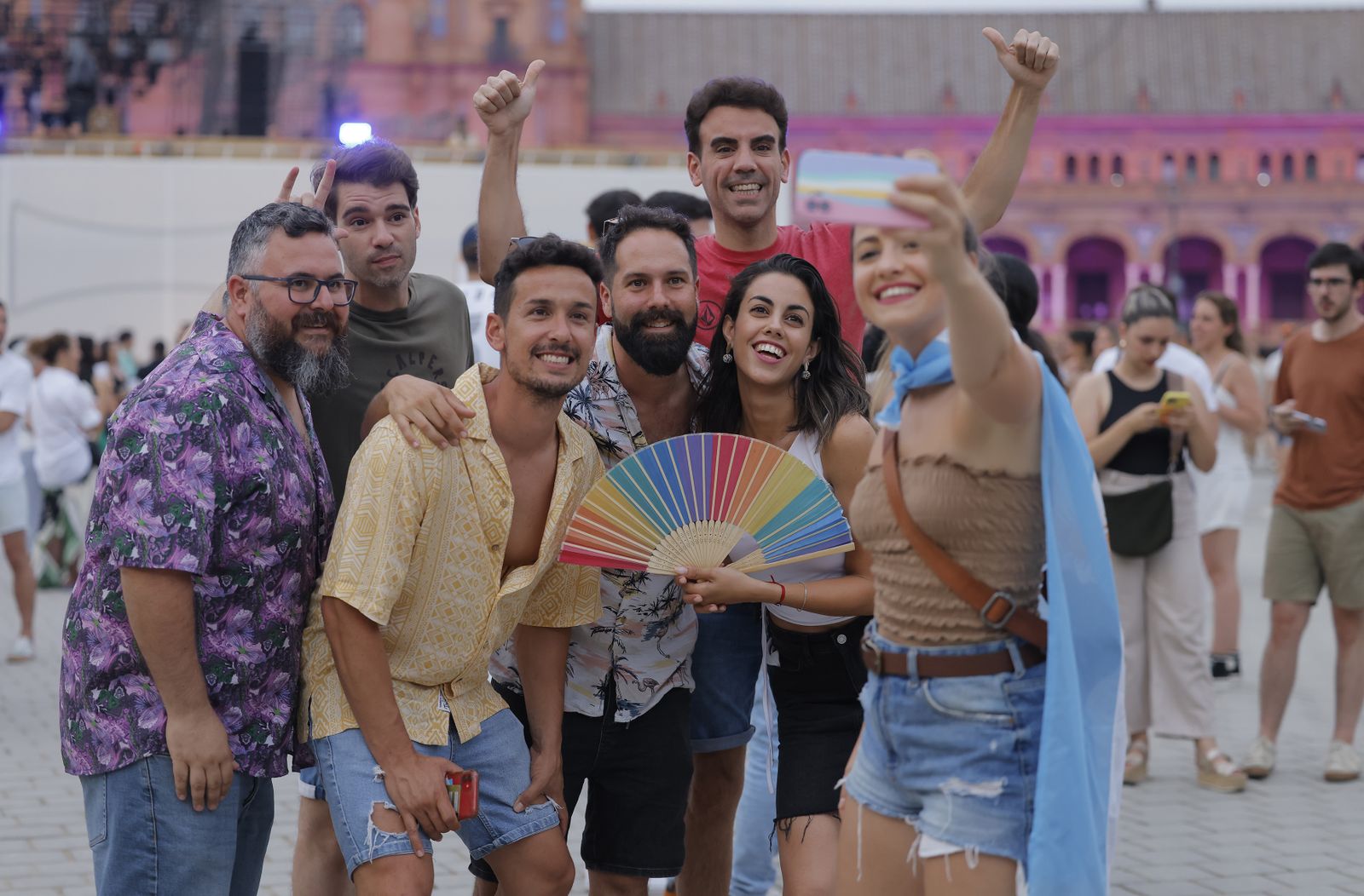 Búscate en las fotos del concierto de Bizarrap