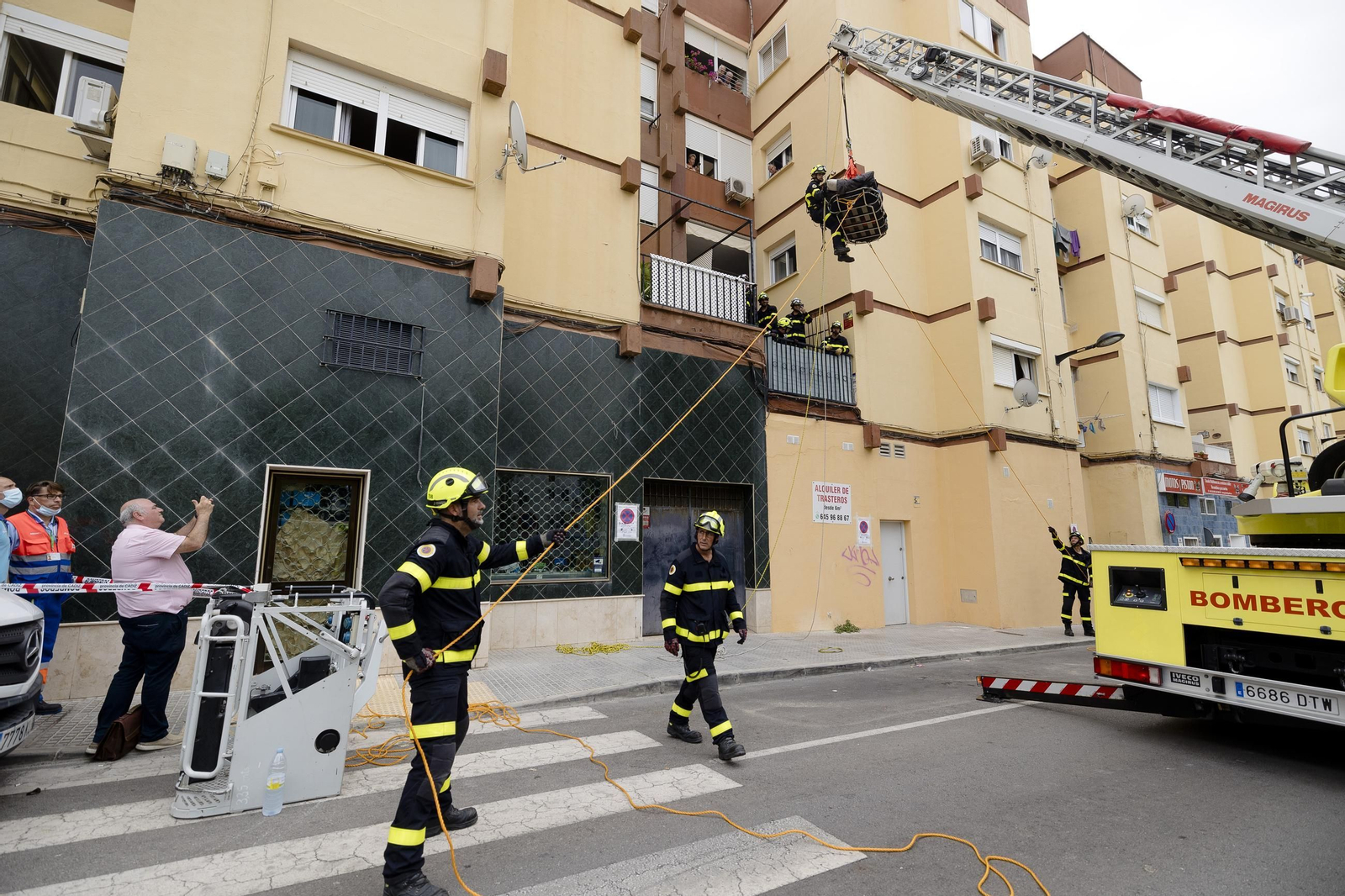 Imágenes de la operación para trasladar al hospital  Jose María Fernández, el hombre con obesidad mórbida