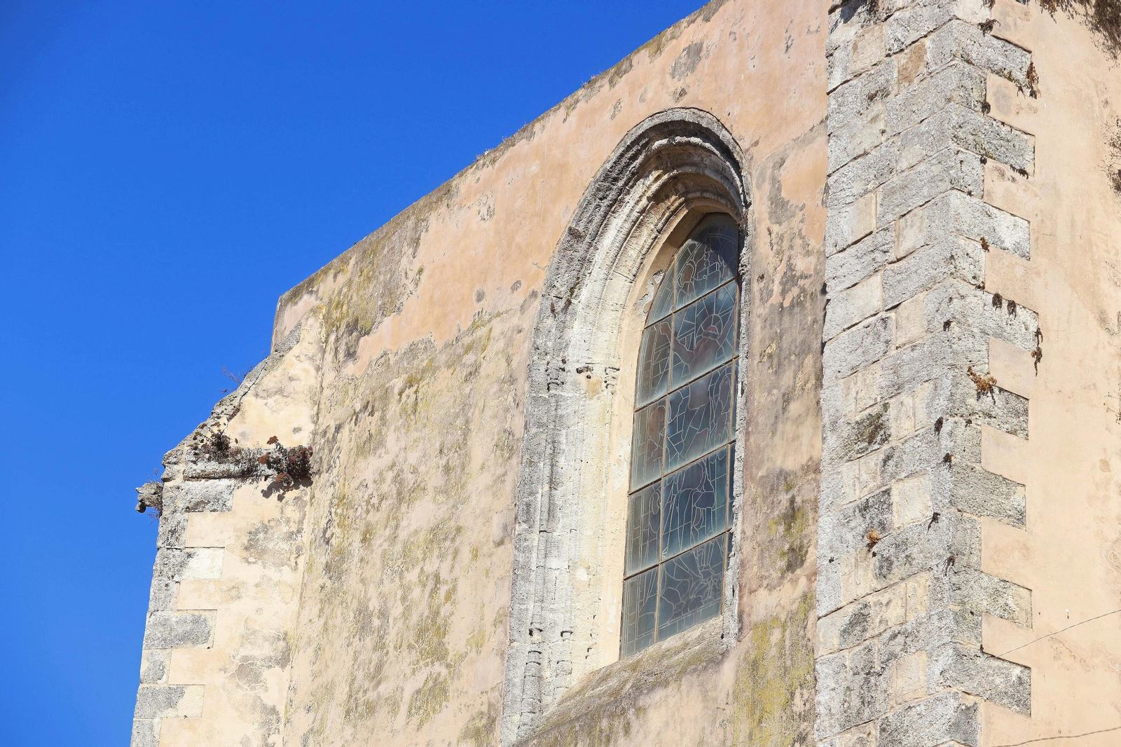 Fotos de los daños en las vidrieras de la iglesia de San Mateo, en Tarifa