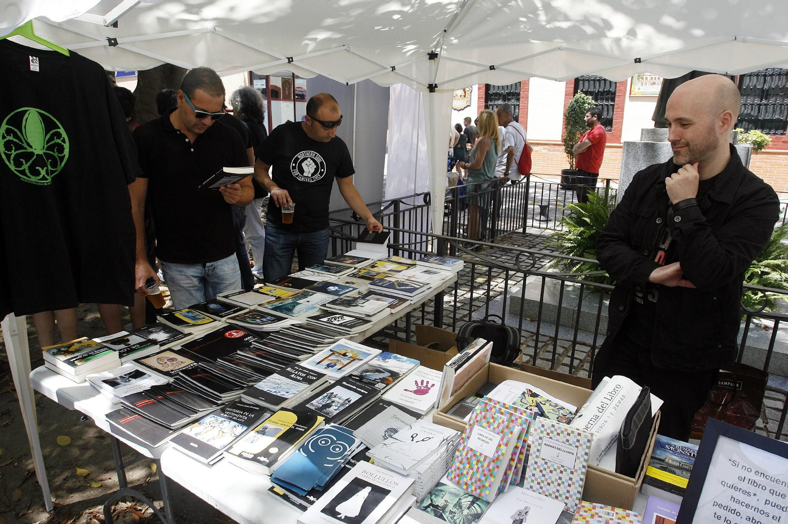 Expositor en la Plaza Niña con libros a la venta de escritores y editoriales de Huelva, en la primera edición del Día del Autor Onubense celebrada en 2016. Expositor en la Plaza Niña con libros a la venta de escritores y editoriales de Huelva, en la primera edición del Día del Autor Onubense celebrada en 2016.