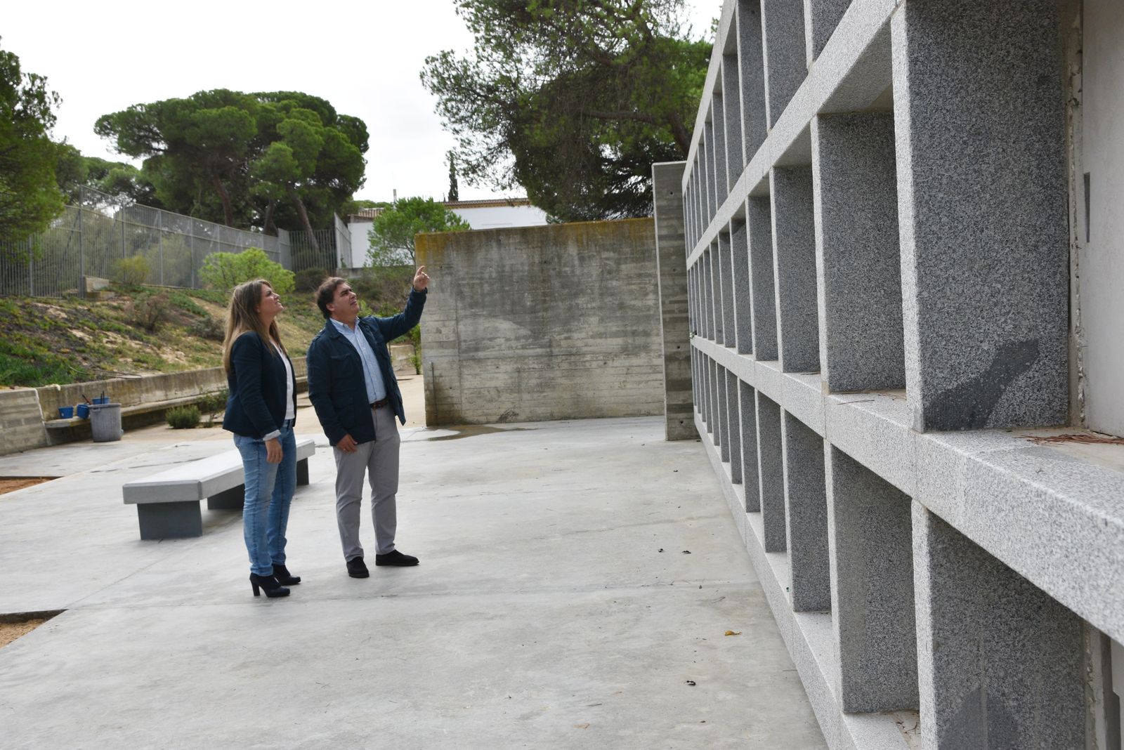 Visita al nuevo cementerio de Punta Umbría