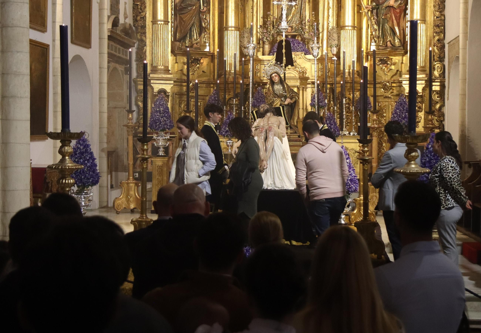 Sevilla acaricia la Semana Santa en un Domingo de Pasión lleno de cultos