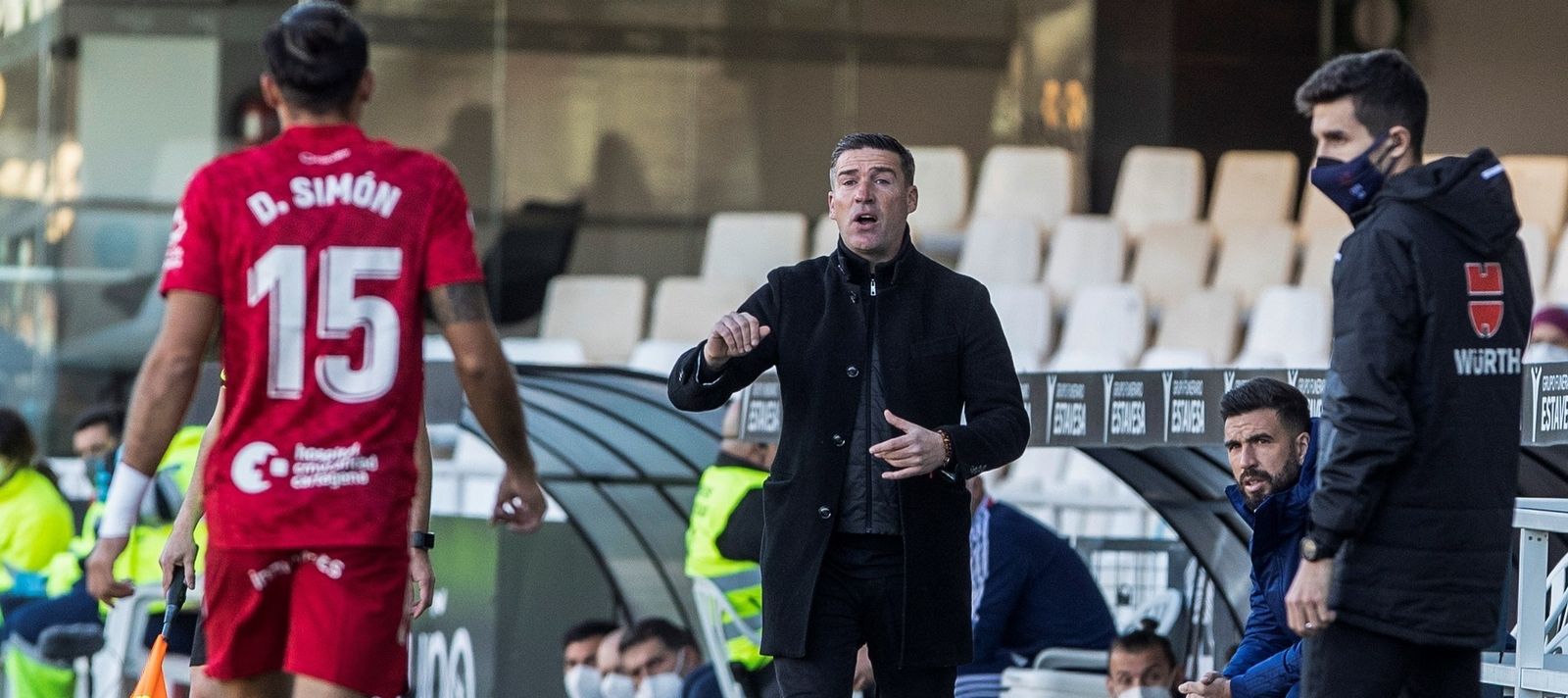 Luis Carrión da órdenes durante un partido del Cartagena.