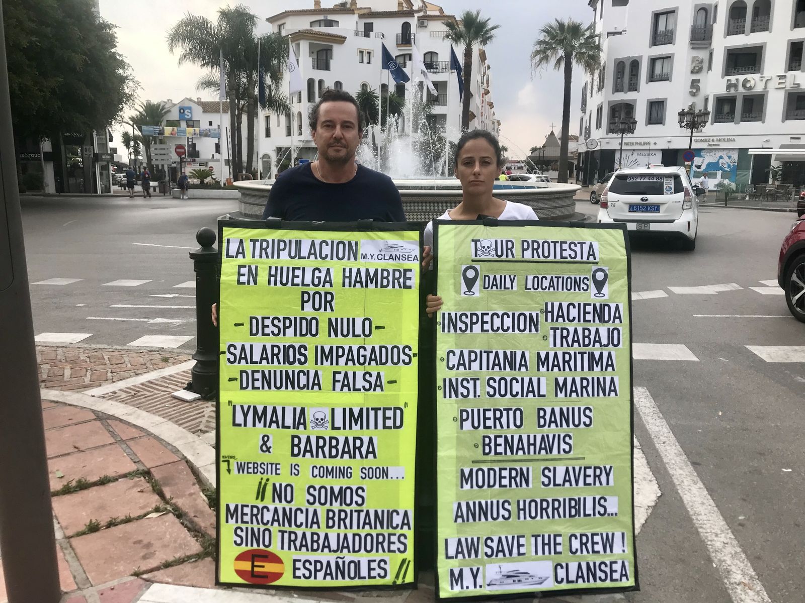 Los tripulantes durante su protesta.
