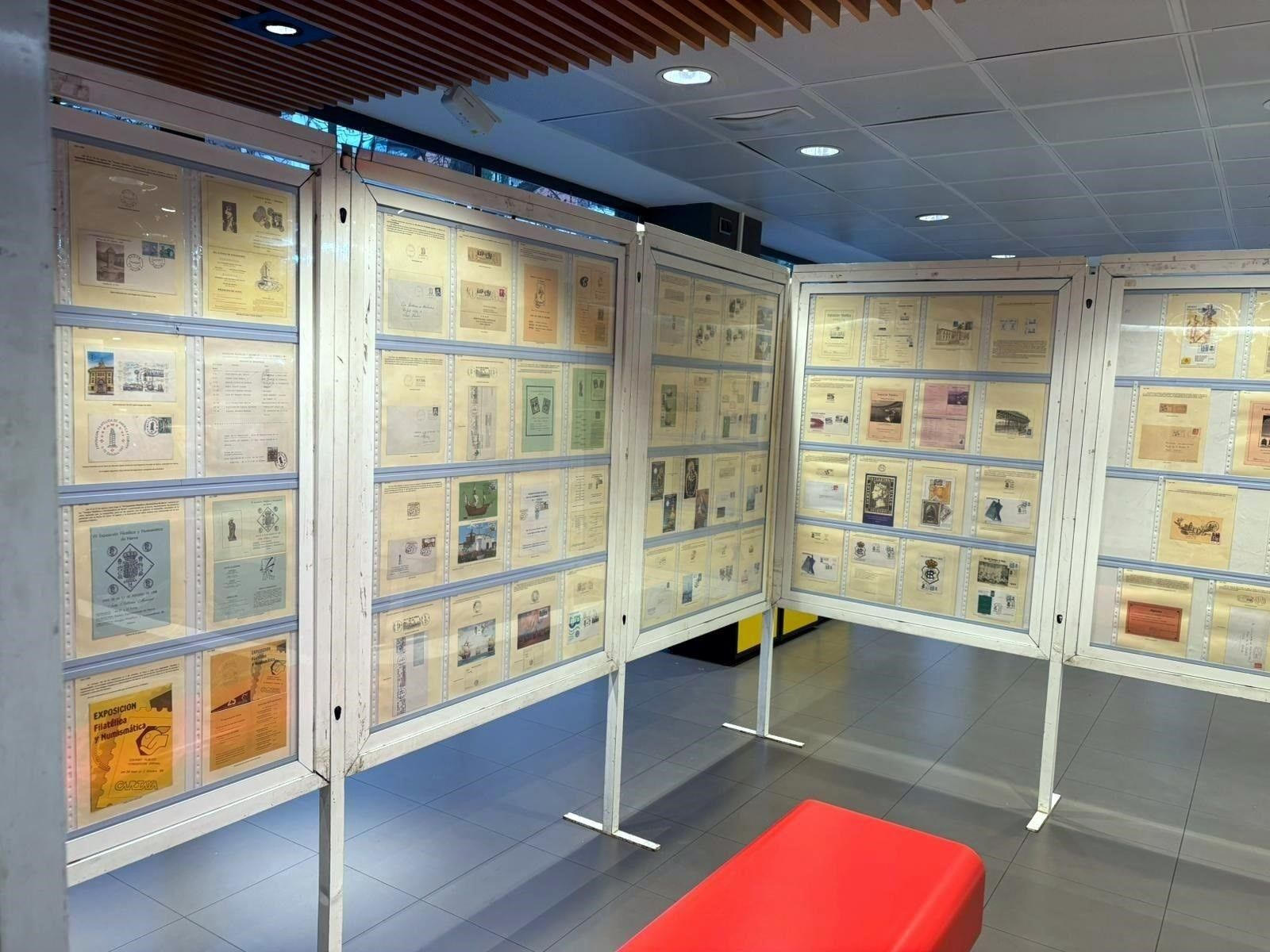 Exposición 'Con Sello de Huelva' en la oficina principal de Correos de Huelva capital.