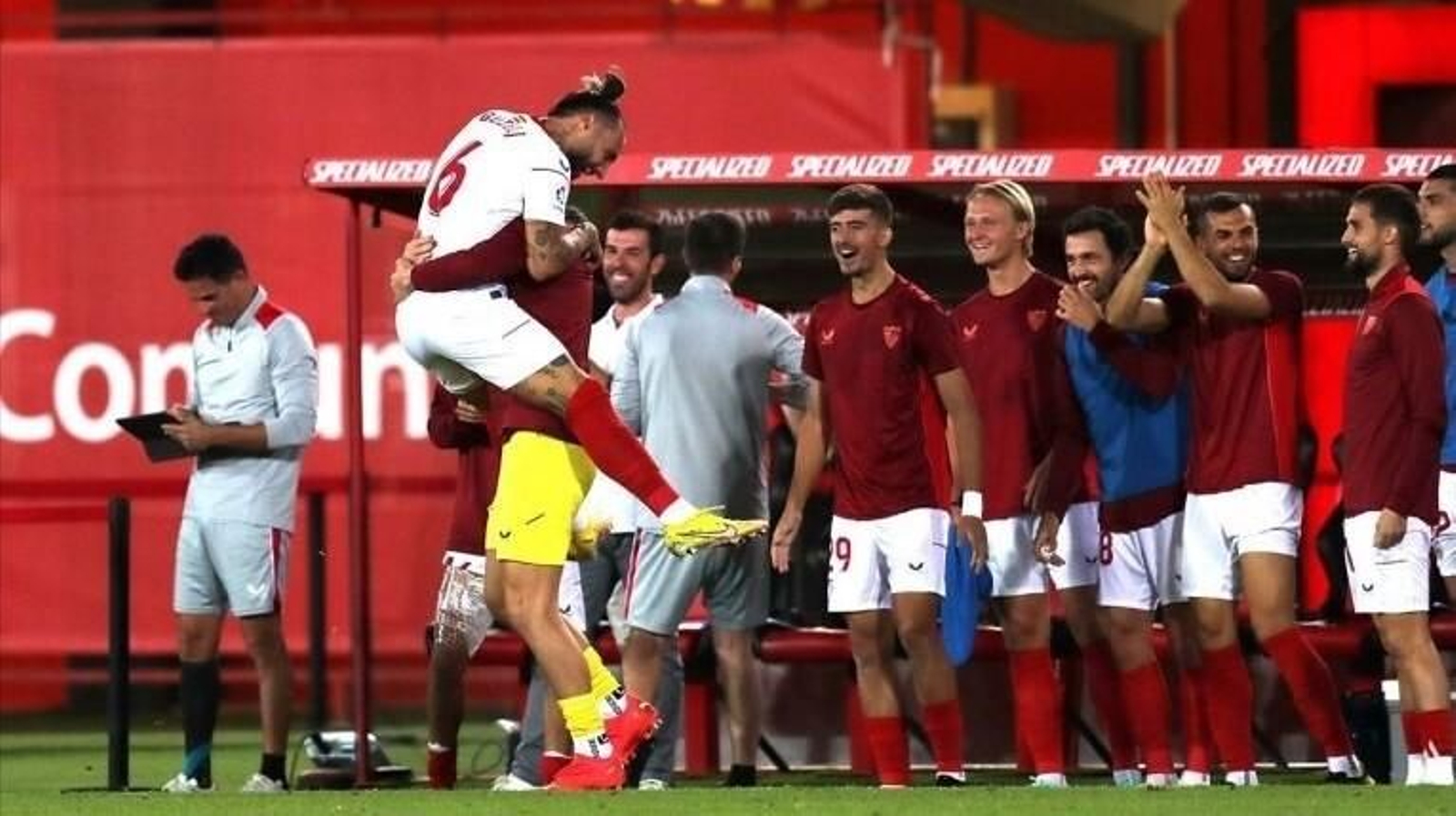 Gudelj se abraza con Dmitrovic entre la alegría de todo el banquillo sevillista.