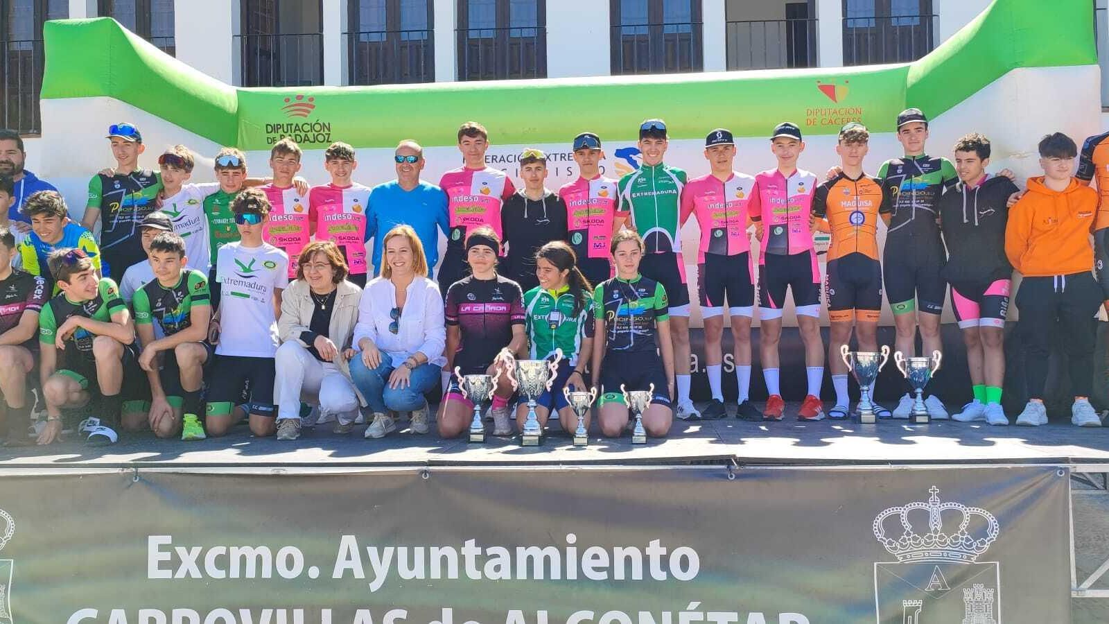 Foto de familia de los corredores al final de la Challenger en Extremadura.