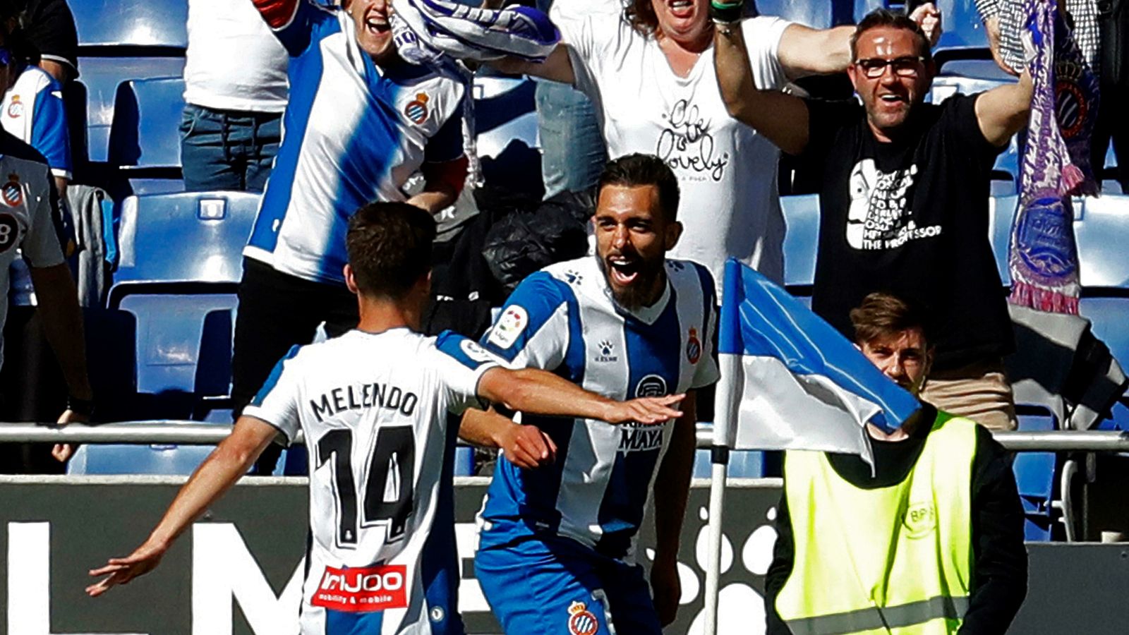 Borja Iglesias celebra un gol con su compañero del Espanyol Melendo.