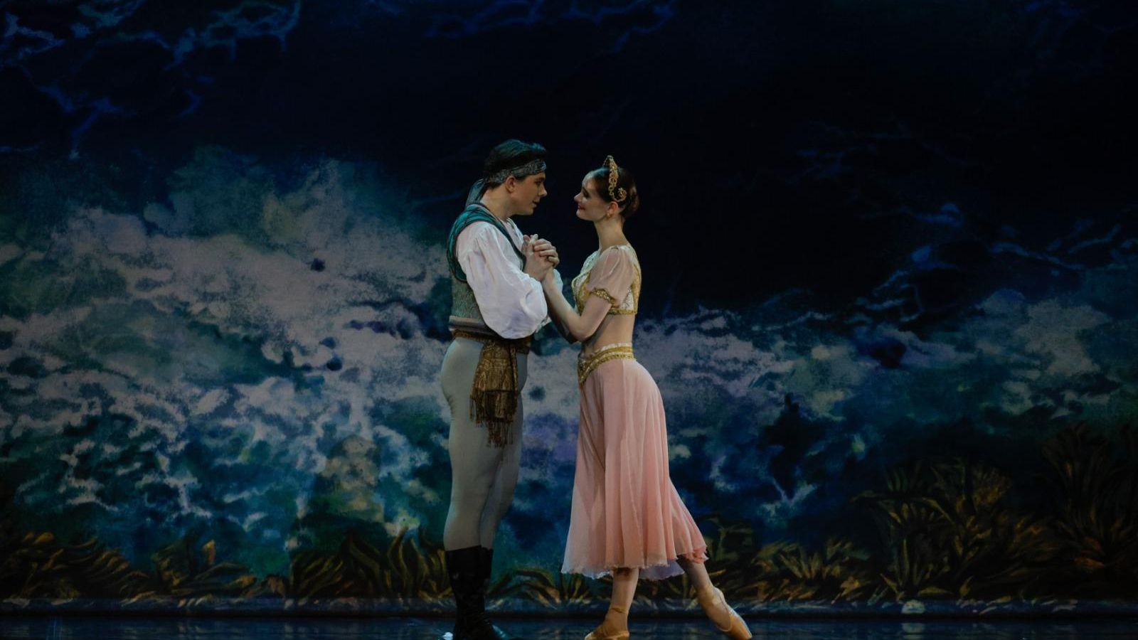 El amor entre el pirata Conrad y Medora acabará por triunfar.