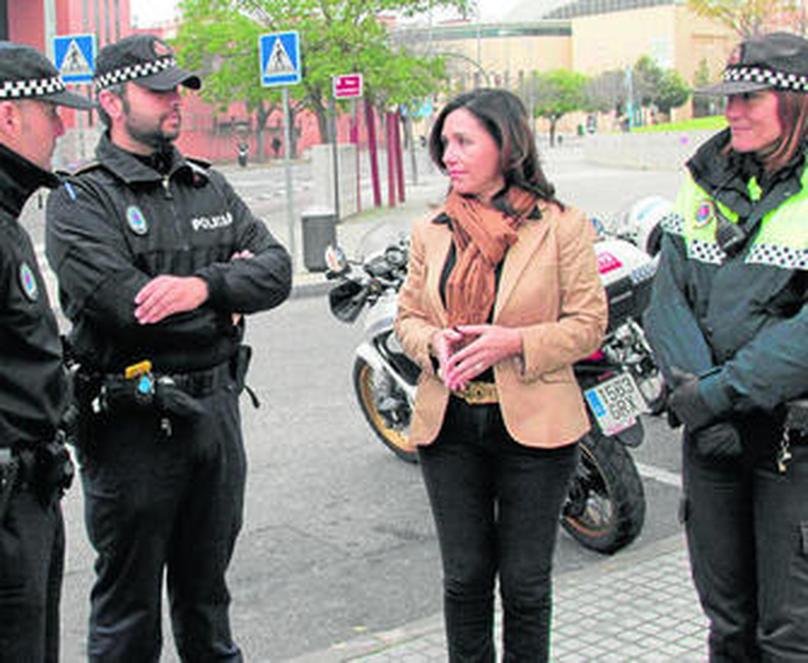 Carmen Sousa, ayer con agentes del 092.