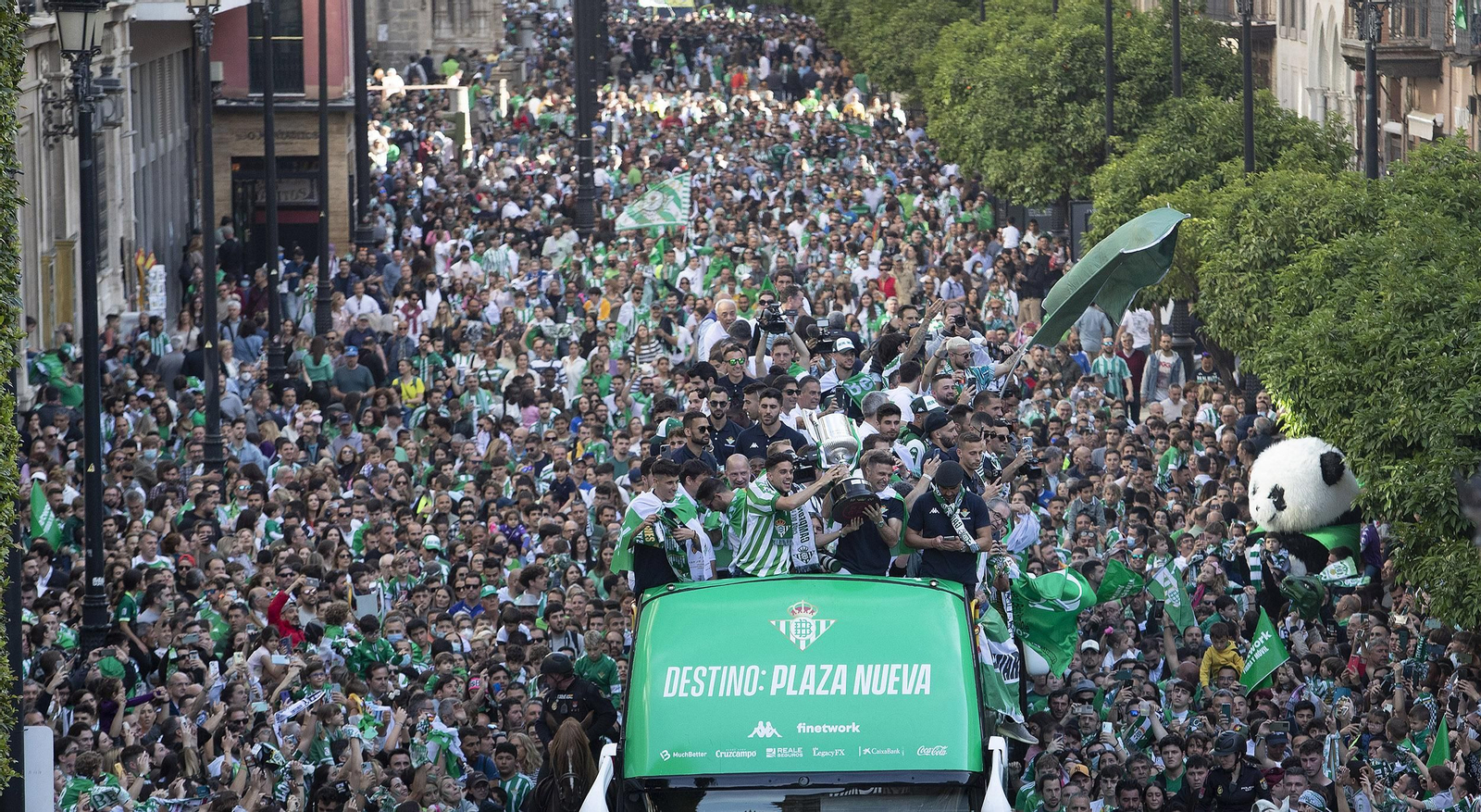 Las imágenes de la celebración del Betis por las calles de Sevilla