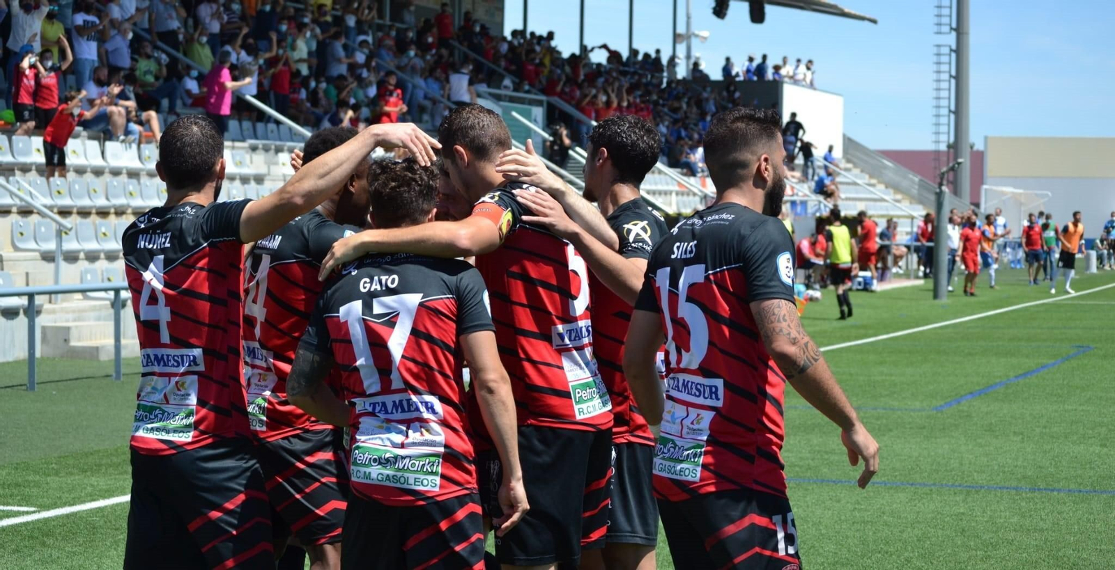 Los jugadores del Salerm Puente Genil celebran uno de sus goles al Xerez CD.