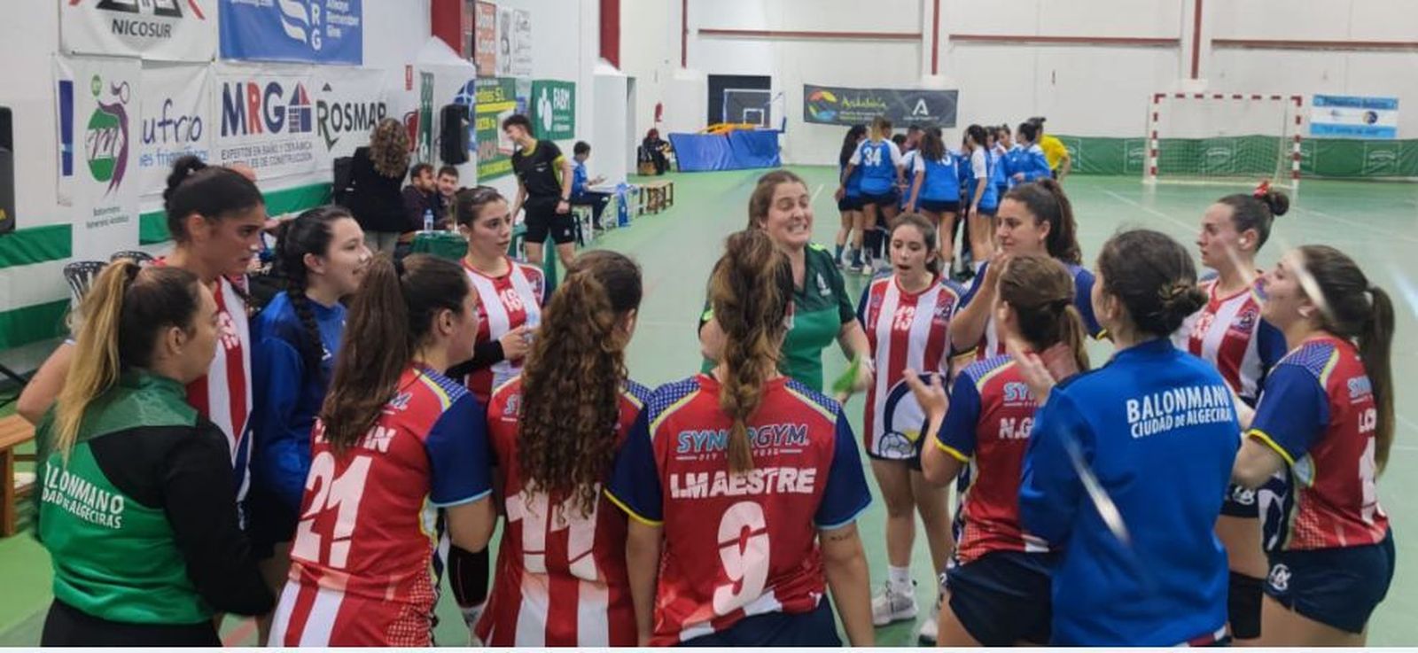 Anabel Gómez pide intensidad a sus jugadoras en un tiempo muerto