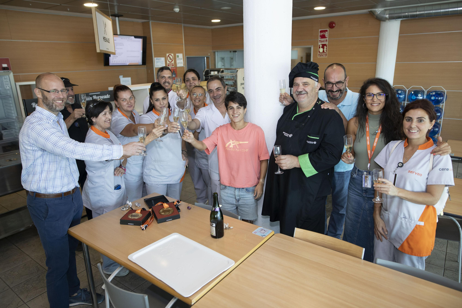 María Pérez, junto al director del CAR Alfonso Sánchez Bernard y empleados del centro, brinda por su triunfo