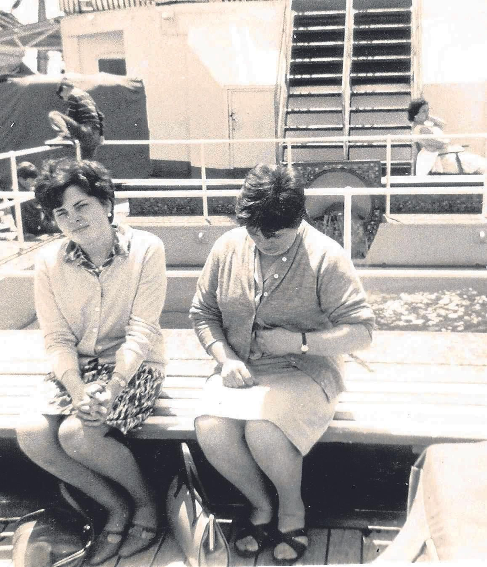 Isabel (madre) y Virtudes (abuela) a bordo del 'Montserrat' que las llevó de Vigo a Southampton en 1963.